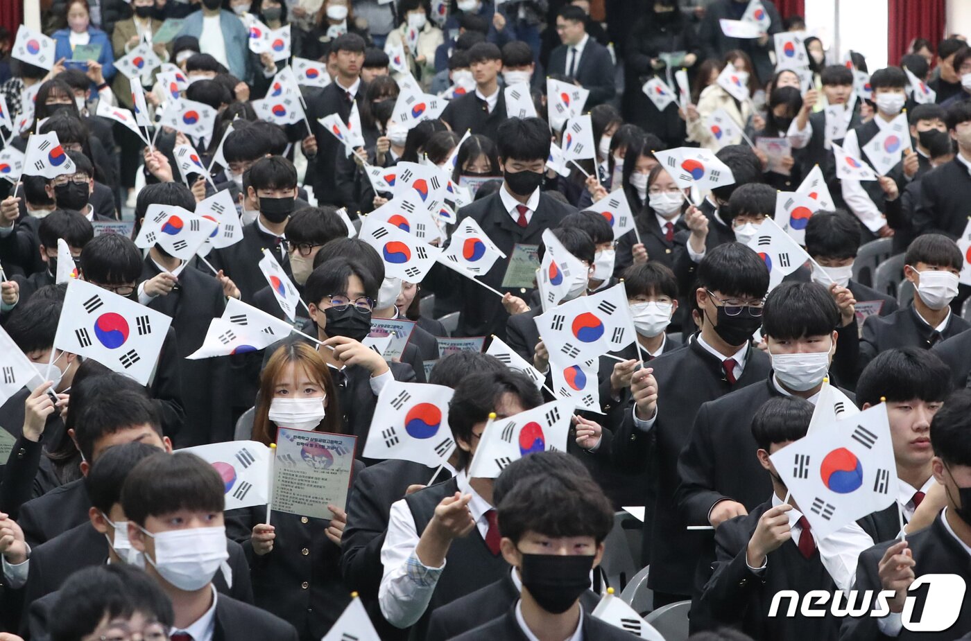 본문 이미지 - 제104주년 3·1절인 1일 오후 경기 수원시 팔달구 삼일공업고등학교 입학식 및 3·1절 기념식에서 신입생들이 삼일절 노래를 부르며 태극기를 흔들고 있다. 2023.3.1/뉴스1 ⓒ News1 김영운 기자