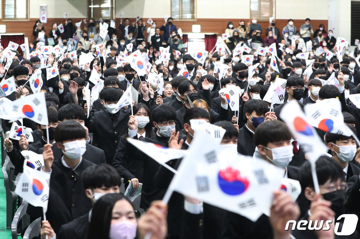 본문 이미지 - 제104주년 3·1절인 1일 오후 경기 수원시 팔달구 삼일공업고등학교 입학식 및 3·1절 기념식에서 신입생들이 만세삼창을 하고 있다. 2023.3.1/뉴스1 ⓒ News1 김영운 기자