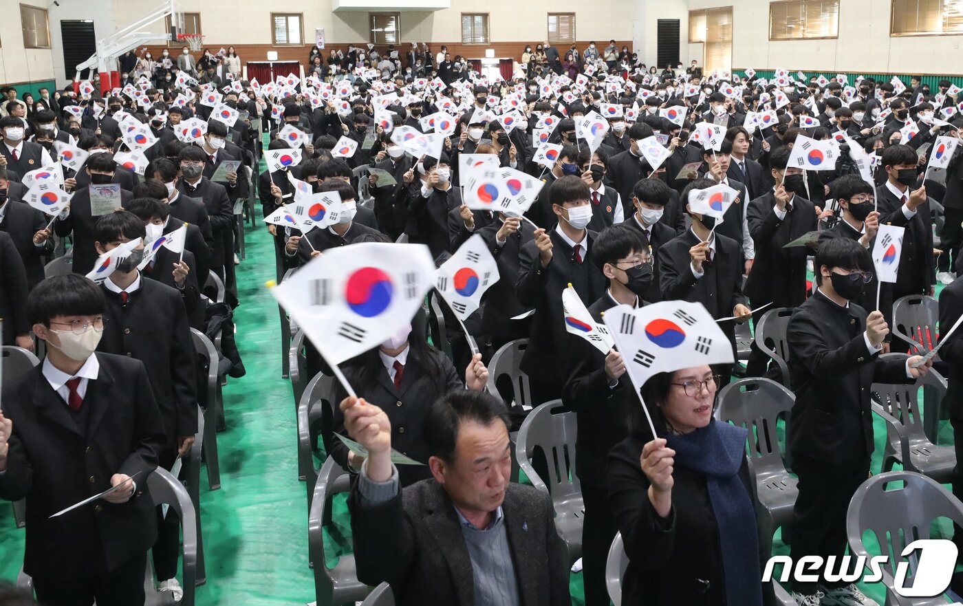 본문 이미지 - 제104주년 3·1절인 1일 오후 경기 수원시 팔달구 삼일공업고등학교 입학식 및 3·1절 기념식에서 신입생들이 삼일절 노래를 부르며 태극기를 흔들고 있다. 2023.3.1/뉴스1 ⓒ News1 김영운 기자