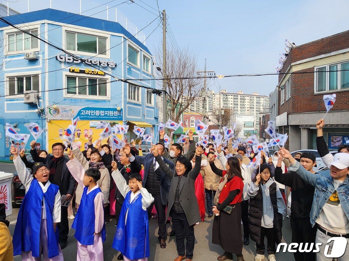 본문 이미지 - 1일 광주 광산구 월곡동 고려인마을에서 3·1만세운동 퍼레이드가 열려 고려인 주민들이 행진하고 있다.2023.3.1./뉴스1