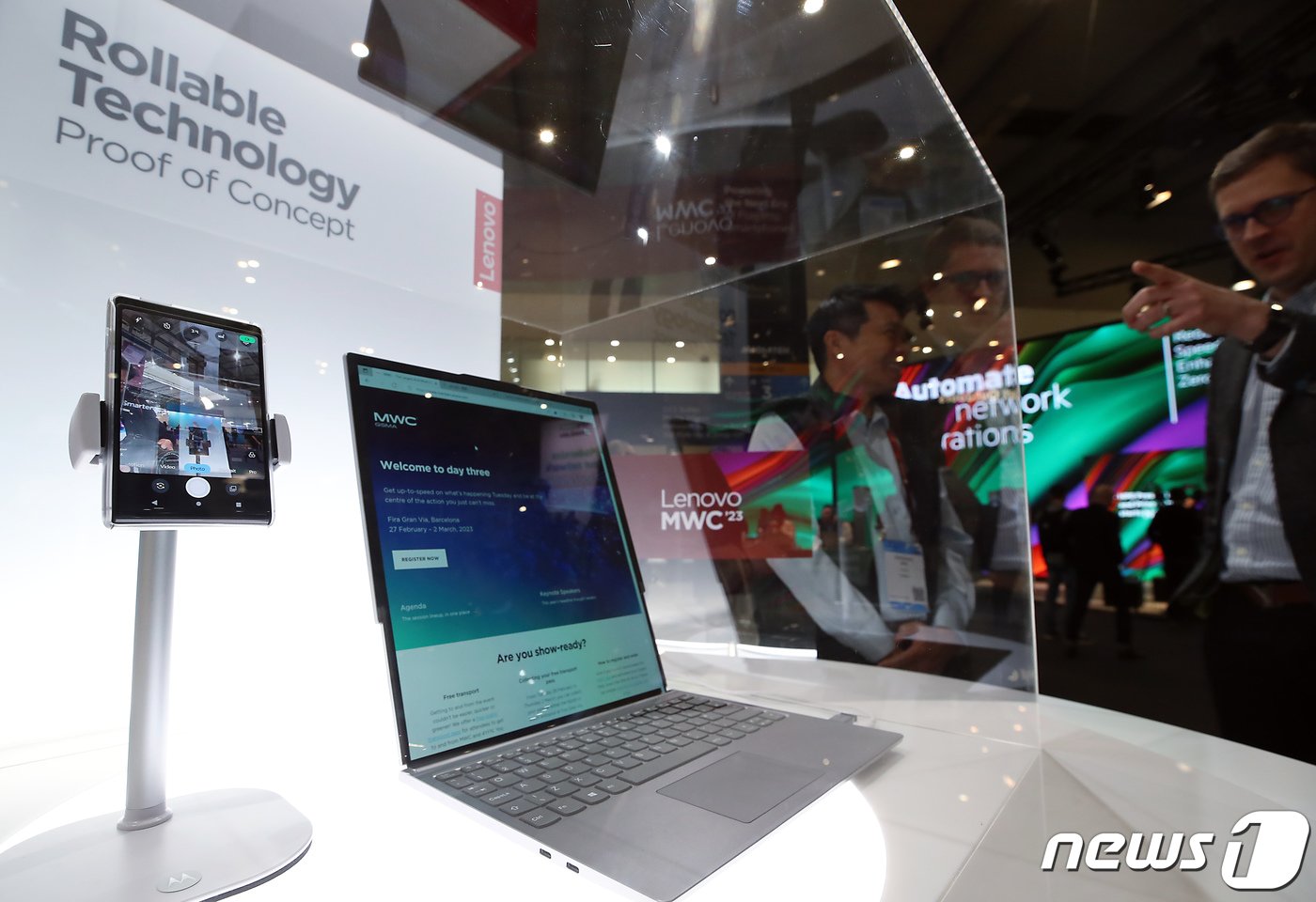 본문 이미지 - 세계 최대 이동통신 전시회 &#39;모바일월드콩그레스&#39;&#40;MWC 2023&#41; 셋째 날인 1일 오전&#40;현지시간&#41; 스페인 바르셀로나 피라 그란 비아 전시장 레노버 부스에 롤러블폰과 롤러블 랩탑이 전시되어 있다. 2023.3.1/뉴스1 ⓒ News1 박정호 기자