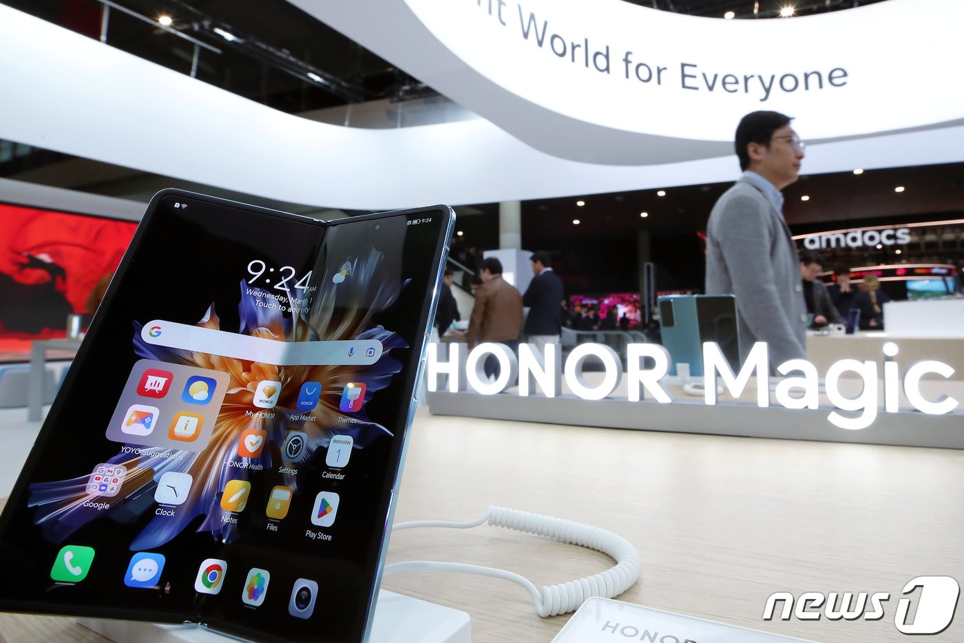 본문 이미지 - 세계 최대 이동통신 전시회 &#39;모바일월드콩그레스&#39;&#40;MWC 2023&#41; 셋째 날인 1일 오전&#40;현지시간&#41; 스페인 바르셀로나 피라 그란 비아 전시장 중국 아너 부스에 폴더블 폰이 전시되어 있다. 2023.3.1/뉴스1 ⓒ News1 박정호 기자