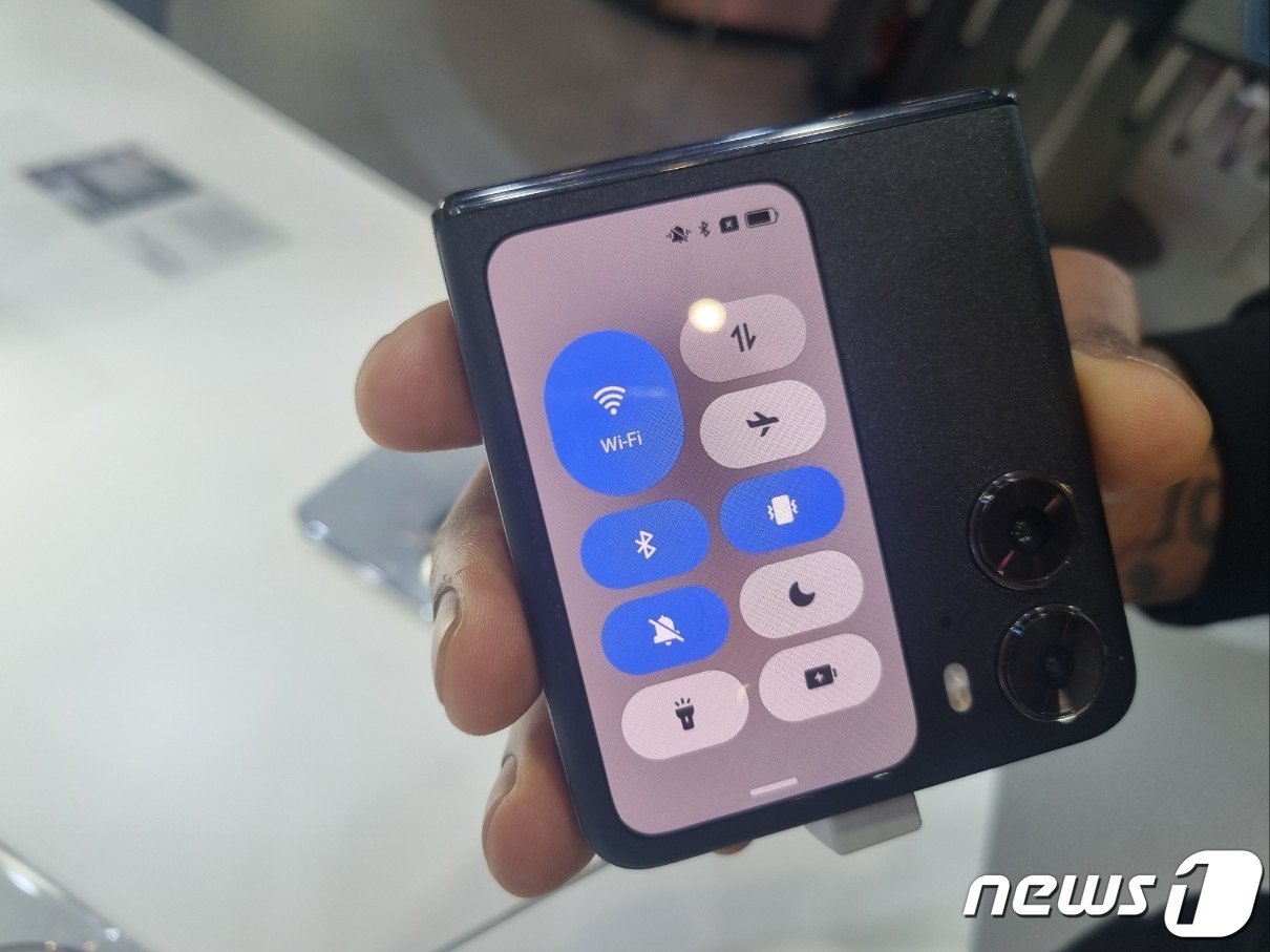 본문 이미지 - 세계 최대 이동통신 전시회 &#39;모바일월드콩그레스&#39;&#40;MWC 2023&#41; 셋째 날인 1일 오전&#40;현지시간&#41; 스페인 바르셀로나 피라 그란 비아 전시장 중국 오포 부스에 신규 폴더블폰 &#39;파인드N2플립&#39;이 전시되어 있다. 2023.3.1/뉴스1 ⓒ News1 윤지원 기자