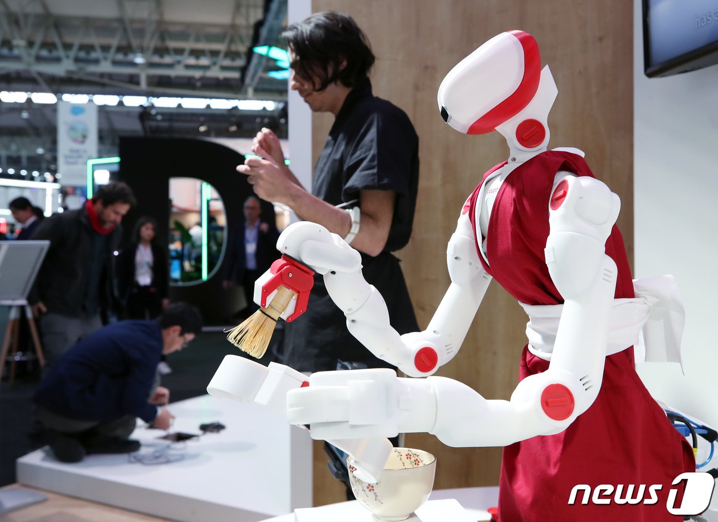 본문 이미지 - 세계 최대 이동통신 전시회 &#39;모바일월드콩그레스&#39;&#40;MWC 2023&#41; 셋째 날인 1일 오전&#40;현지시간&#41; 스페인 바르셀로나 피라 그란 비아 전시장 NTTDOCOMO 부스에서 모션센서를 장착한 관계자가 6G 상용화 시 실현 가능한 ‘모션 쉐어링 플랫폼’을 시연하고 있다. 2023.3.1/뉴스1 ⓒ News1 박정호 기자