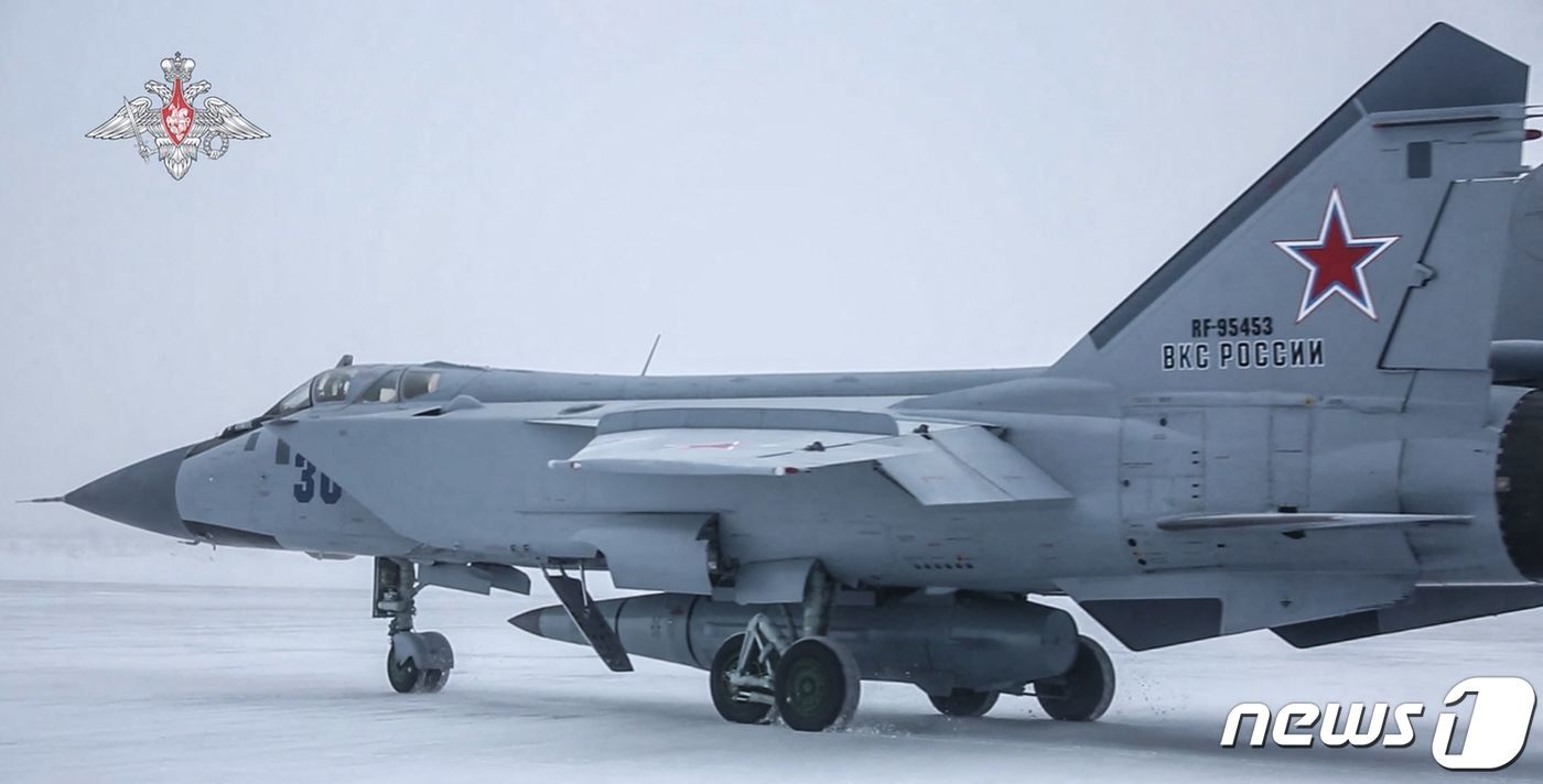 본문 이미지 - 러시아 공군 MiG-31K 전투기에 극초음속 미사일 '킨잘'이 장착된 모습. (러시아 국방부 영상 갈무리) ⓒ AFP=뉴스1 ⓒ News1 박재하 기자