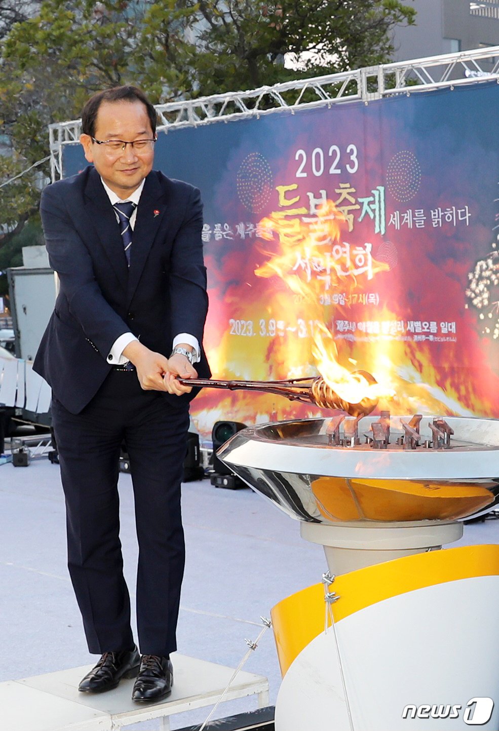 강병삼 제주시장이 &#39;2023 제주들불축제&#39; 첫 날인 9일 오후 제주시청에서 들불 불씨 안치 퍼포먼스를 하고 있다.&#40;제주시 제공&#41;