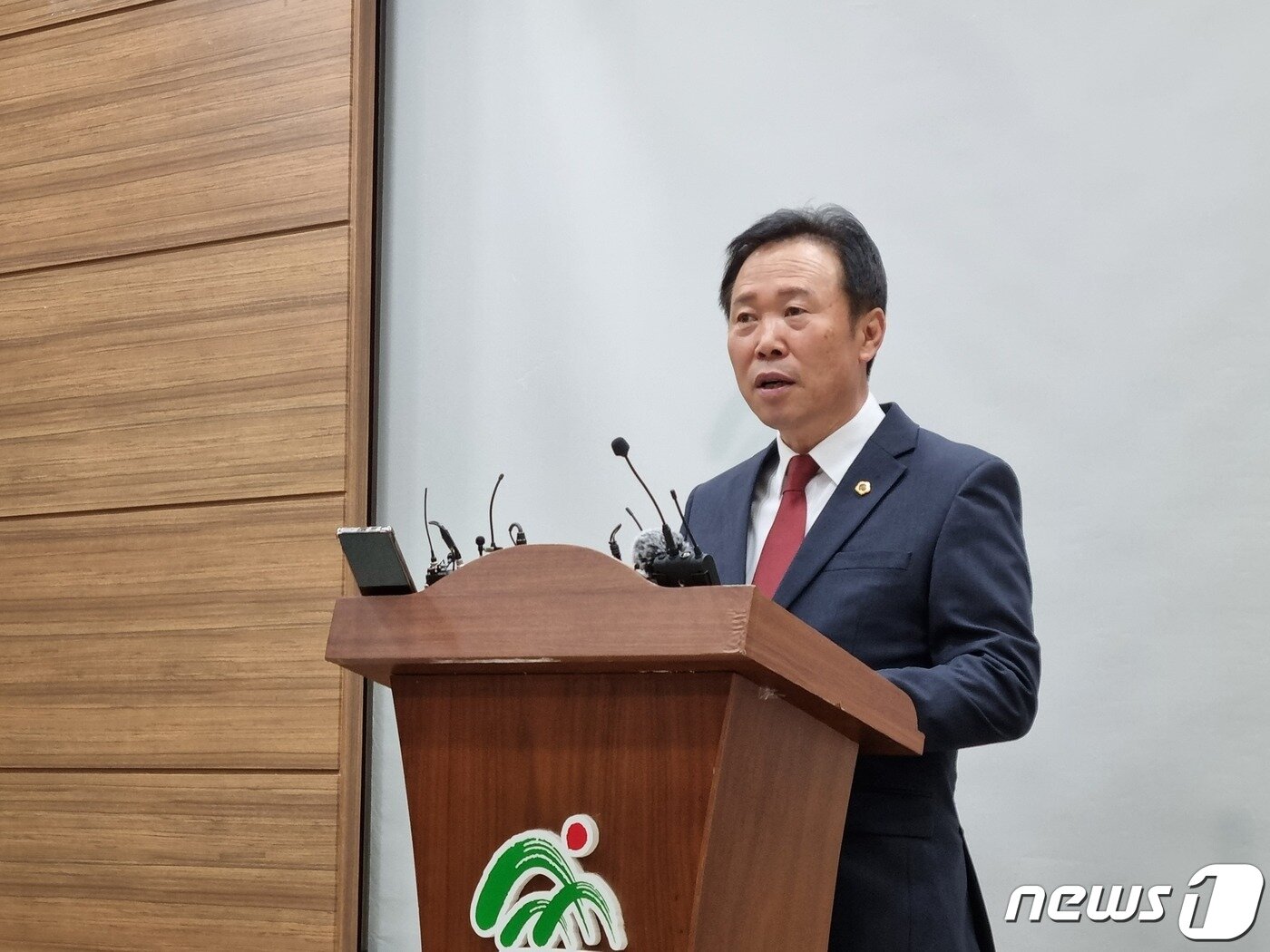 본문 이미지 - 황영호 충북도의회 의장이 8일 충북도청 브리핑룸에서 도의원의 기내 음주추태 의혹과 관련한 입장을 발표하고 있다.
