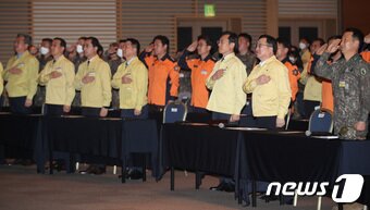 본문 이미지 - 이장우 대전시장이 10일 대전컨벤션센터에서 열린 지방통합방위회의에 참석해 국기에 대한 경례를 하고 있다. 2023.3.10/뉴스1 ⓒ News1 김기태 기자