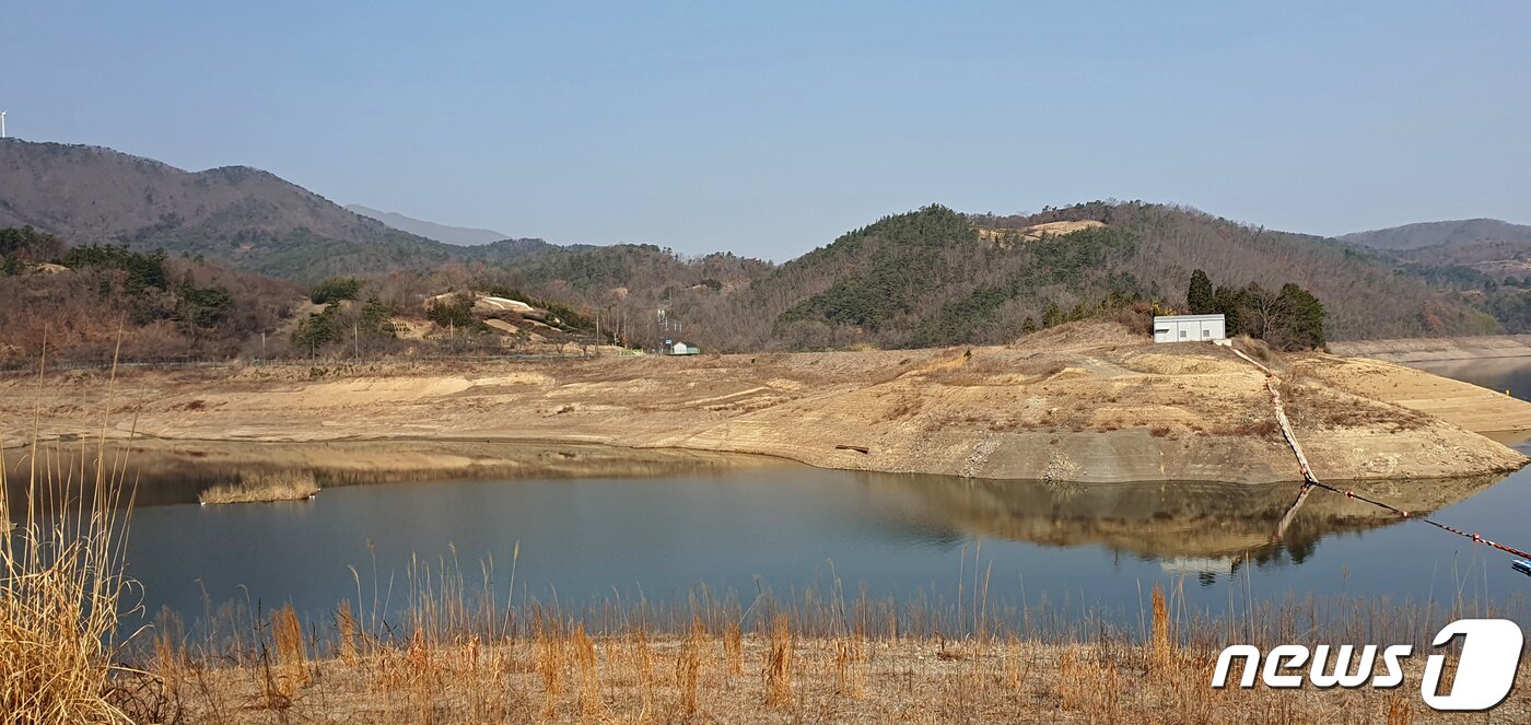 본문 이미지 - 지난 3월10일 오전 광주지역 주요 식수원인 전남 화순군 이서면의 동복댐이 메말라 바닥을 드러내고 있다. 전날 기준 동복댐의 저수율은 20.11%로 20% 붕괴를 코 앞에 두고 있다. 2023.3.10/뉴스1 ⓒ News1 최성국 기자