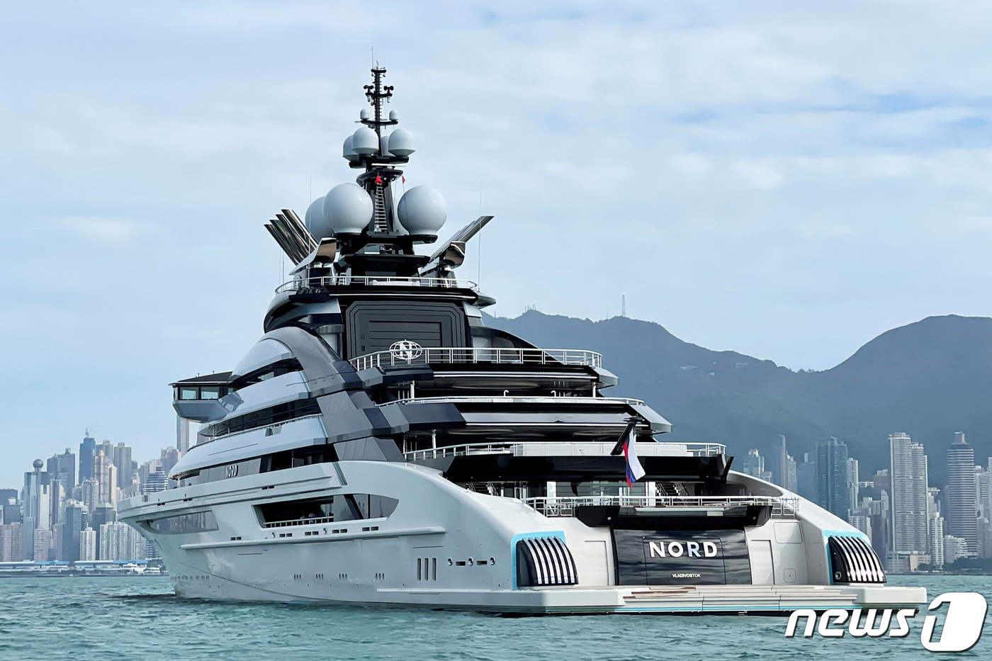 (홍콩 로이터=뉴스1) 박재하 기자 = 홍콩에서 포착된 러시아 올리가르히(신흥재벌) 알렉세이 모르다쇼프의 초호화 요트 '노르트'. 2022.10.20ⓒ 로이터=뉴스1