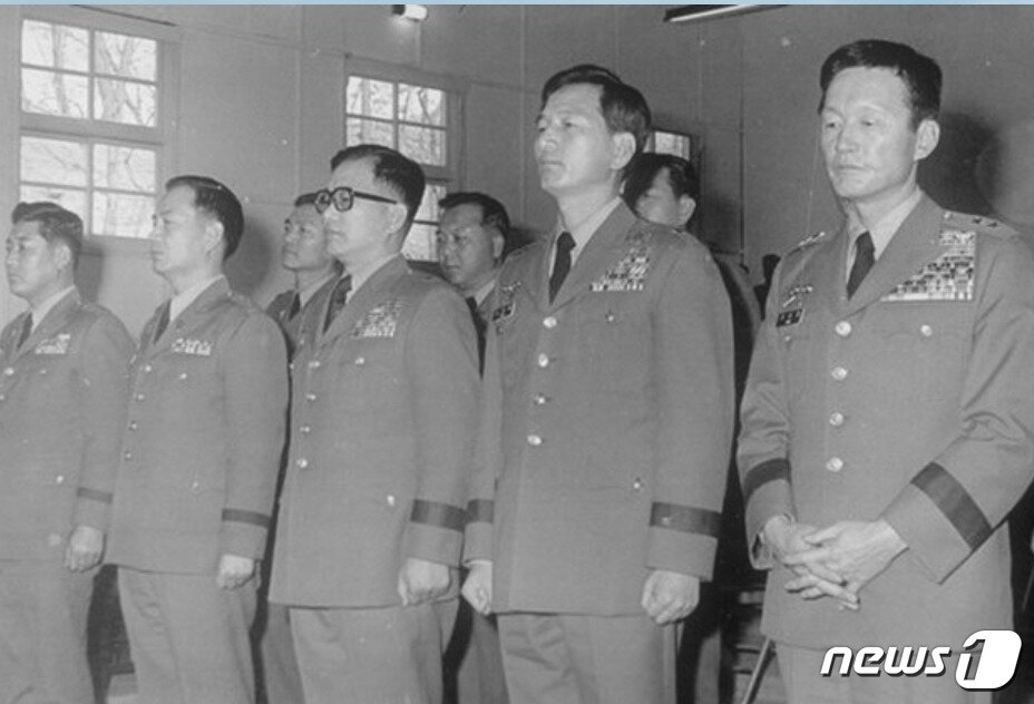 본문 이미지 - 1973년 4월 28일 '윤필용 사건'을 다룬 보통군법회의 선고공판 모습. 사진 오른쪽부터 윤필용 수경사령관(소장), 손영길 수경사 참모장(준장)., 김성배 3사관학교 생도대장(준장), 심은하의 시아버지 지성한 육군중앙범죄수사단장(대령), 권익현 26사단 76연대장(대령). ⓒ 뉴스1 DB