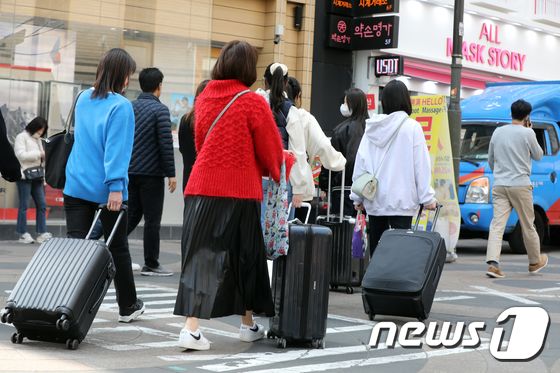 서울 중구 명동거리에서 외국인 관광객들이 캐리어를 끌고 이동하고 있다. 2023.3.10/뉴스1DB © News1 