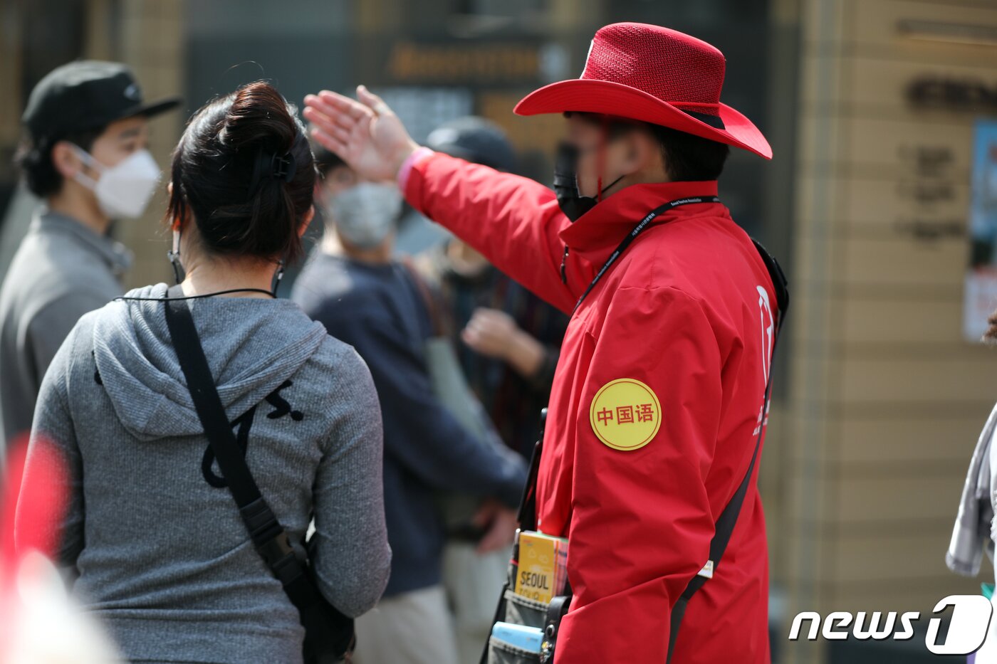 본문 이미지 - 서울 중구 명동거리에서 외국인 관광객이 관광안내소 직원의 안내를 받고 있다. 2023.3.10/뉴스1 ⓒ News1 