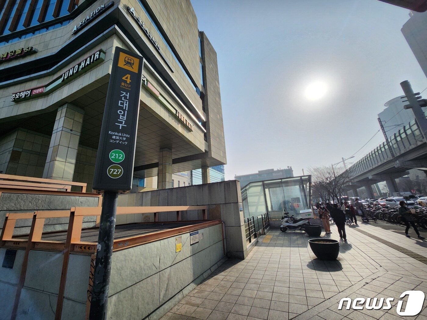 본문 이미지 - 10일 서울 광진구 건대입구역 4번 출구 앞 ⓒ News1 한병찬 기자
