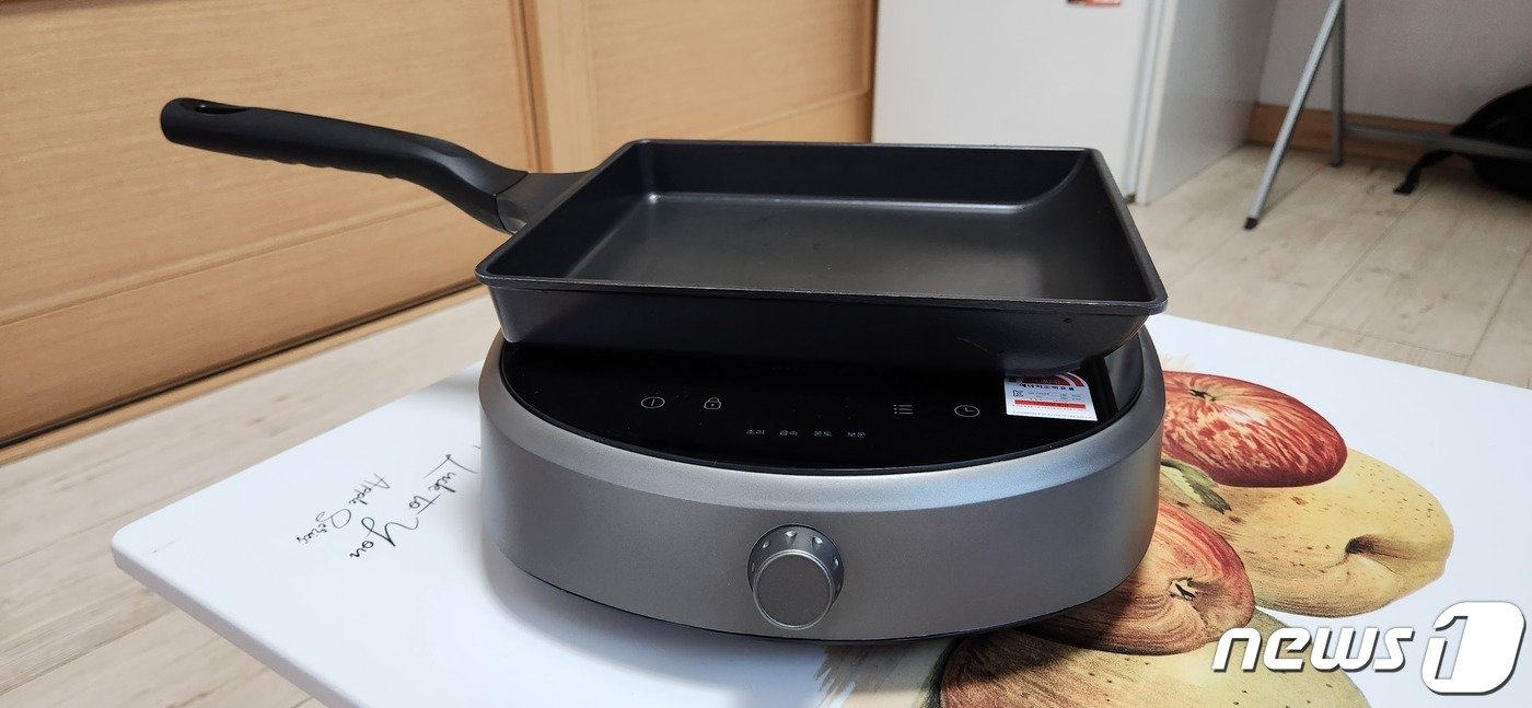 본문 이미지 - SK매직 휴대용 인덕션 레인지 '이지다이얼'. 실물. 전면에 열이 골고루 퍼져 빠른 조리가 가능하다. ⓒ 뉴스1 김예원 기자