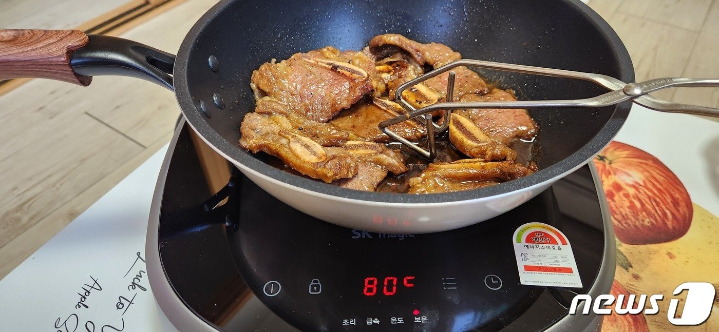 본문 이미지 - 보온 기능을 활용해 요리를 따뜻하게 유지하는 모습. ⓒ 뉴스1 김예원 기자