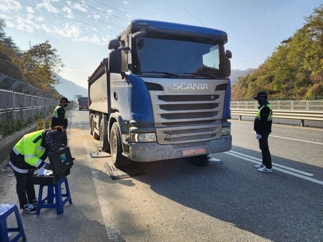 국토부 "과적차량 안전문제 심각…엄격한 점검 시스템 검토"