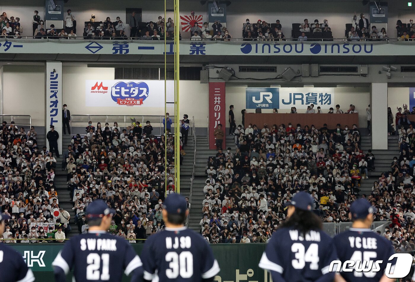 본문 이미지 - 10일 오후 일본 도쿄돔에서 열리는 2023 월드베이스볼클래식(WBC) B조 1라운드 대한민국과 일본의 경기를 앞두고 한 일본 관중이 욱일기를 펼치고 있다. 2023.3.10/뉴스1 ⓒ News1 김진환 기자