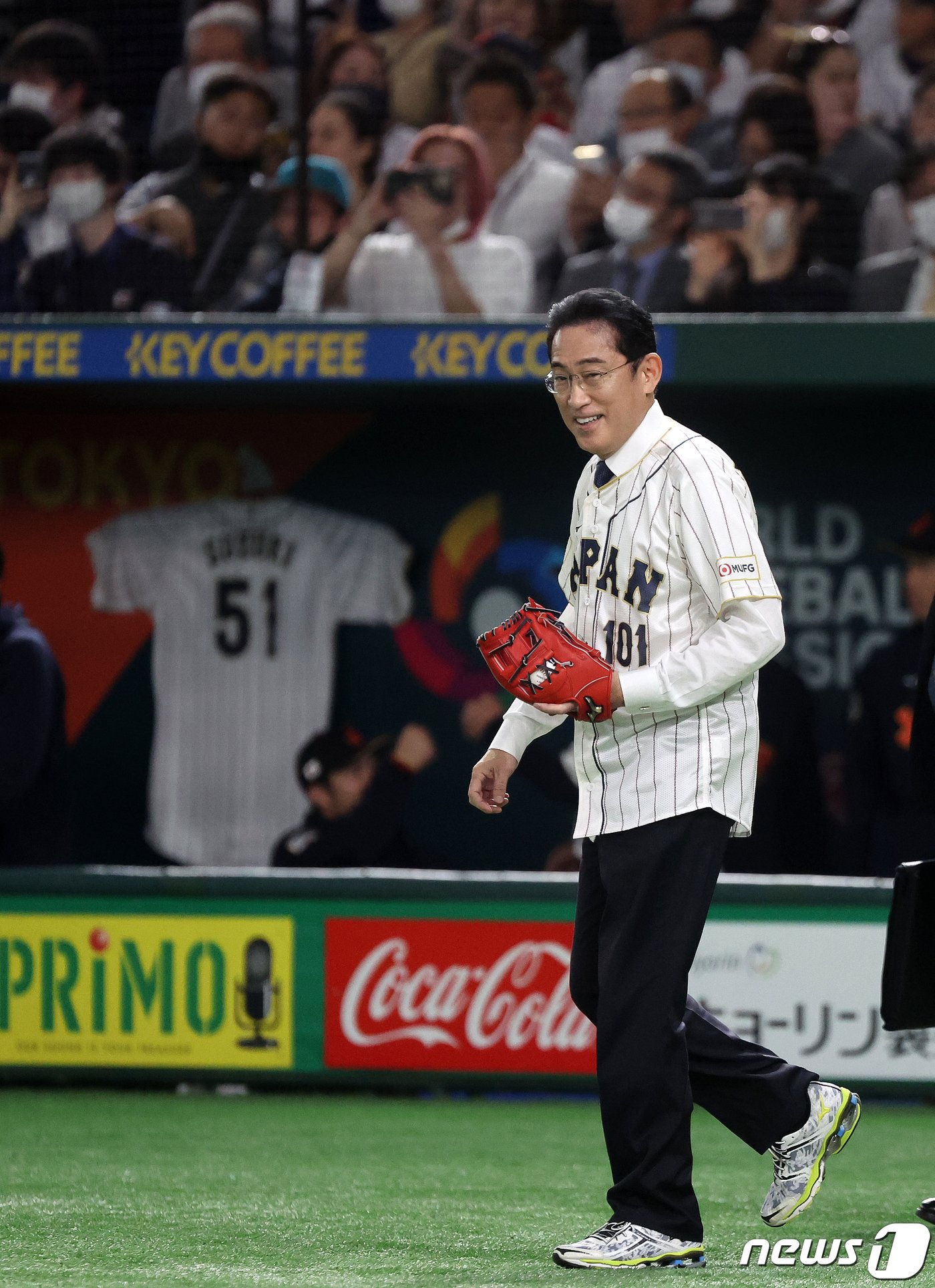 본문 이미지 - 10일 오후 일본 도쿄돔에서 열리는 2023 월드베이스볼클래식(WBC) B조 1라운드 대한민국과 일본의 경기를 앞두고 기시다 후미오 일본 총리가 시구를 위해 마운드로 향하고 있다. 2023.3.10/뉴스1 ⓒ News1 김진환 기자