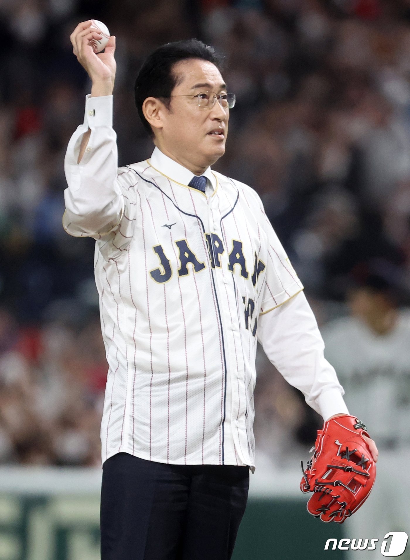 본문 이미지 - 10일 오후 일본 도쿄돔에서 열리는 2023 월드베이스볼클래식(WBC) B조 1라운드 대한민국과 일본의 경기를 앞두고 기시다 후미오 일본 총리가 시구를 하고 있다. 2023.3.10/뉴스1 ⓒ News1 김진환 기자