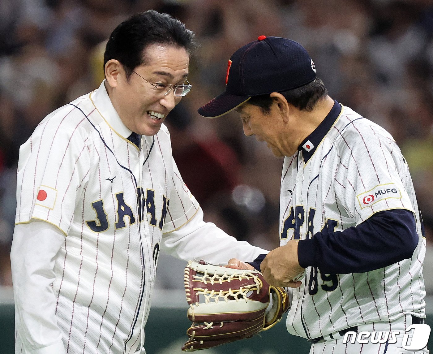 10일 오후 일본 도쿄돔에서 열리는 2023 월드베이스볼클래식&#40;WBC&#41; B조 1라운드 대한민국과 일본의 경기를 앞두고 기시다 후미오 일본 총리가 시구를 마친 후 쿠리야마 일본 대표팀 감독과 인사를 나누고 있다. 2023.3.10/뉴스1 ⓒ News1 김진환 기자