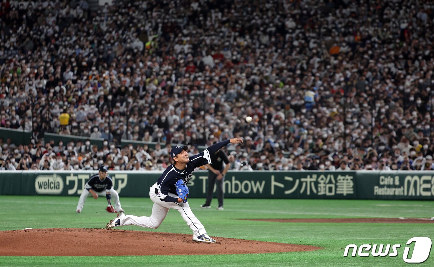 본문 이미지 - 10일 오후 일본 도쿄돔에서 열린 2023 월드베이스볼클래식(WBC) B조 1라운드 대한민국과 일본의 경기, 대표팀 김광현이 선발 등판해 1회말 힘차게 공을 던지고 있다. 2023.3.10/뉴스1 ⓒ News1 김진환 기자