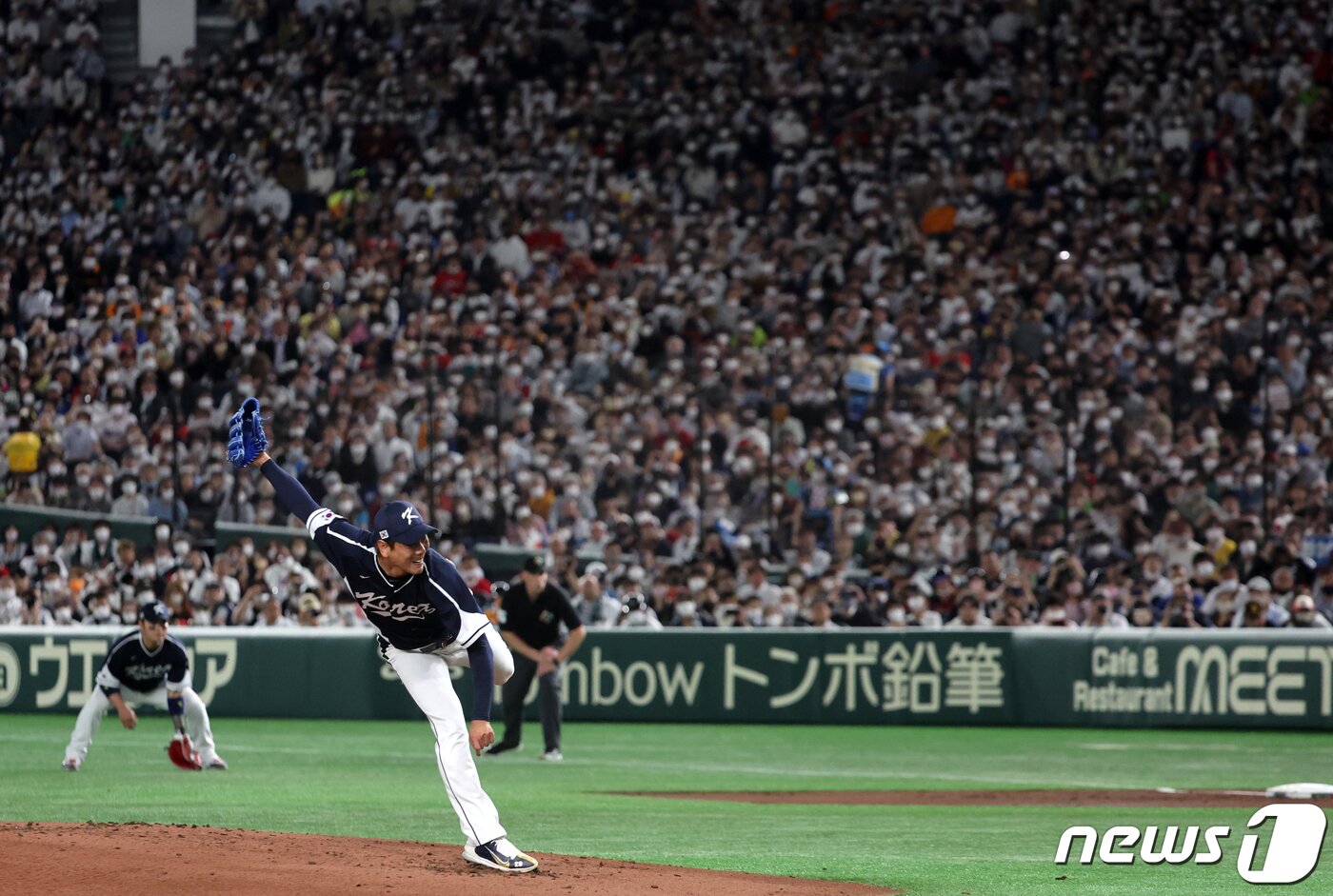 본문 이미지 - 10일 오후 일본 도쿄돔에서 열린 2023 월드베이스볼클래식(WBC) B조 1라운드 대한민국과 일본의 경기, 대표팀 김광현이 선발 등판해 1회말 힘차게 공을 던지고 있다. 2023.3.10/뉴스1 ⓒ News1 김진환 기자