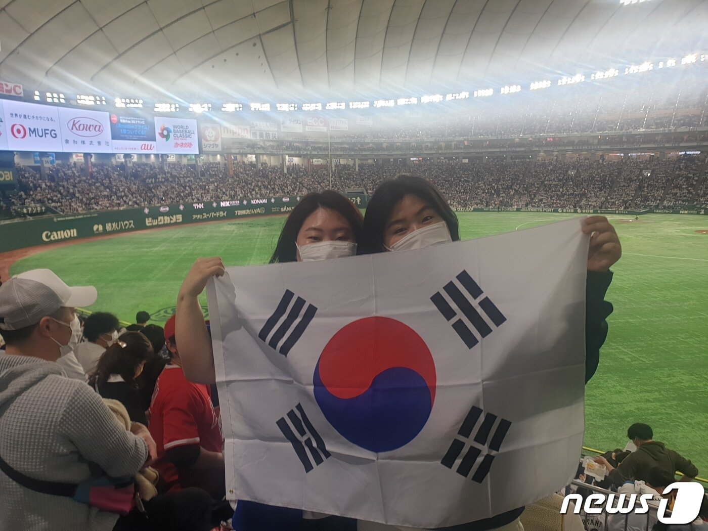 본문 이미지 - 10일 일본 도쿄돔에서 열린 2023 WBC에서 원정 응원을 온 한국 팬들.