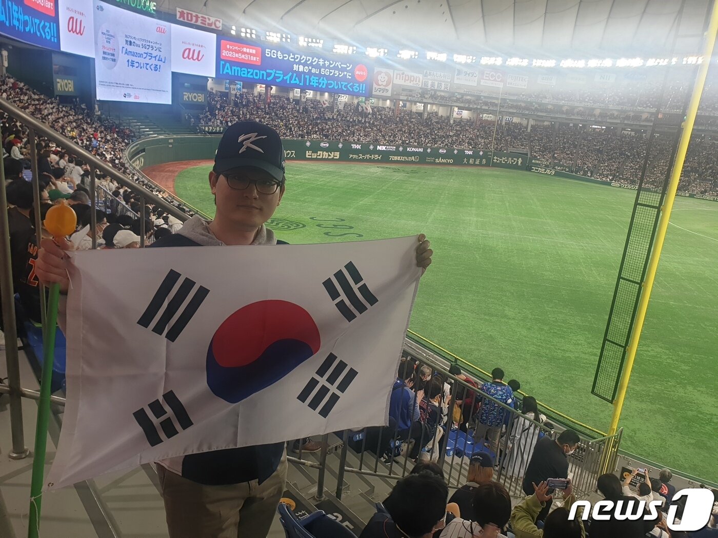 본문 이미지 - 10일 일본 도쿄돔에서 열리는 2023 WBC 한국-일본전을 응원하러 온 한국팬 제윤빈씨.
