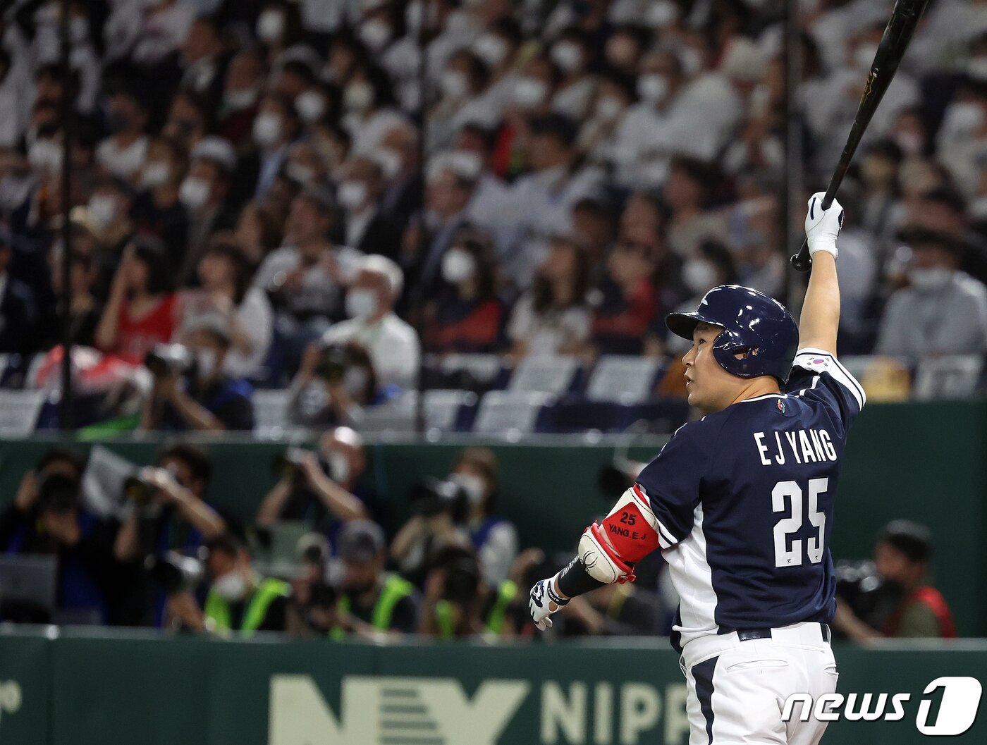 본문 이미지 - 10일 오후 일본 도쿄돔에서 열린 2023 월드베이스볼클래식(WBC) B조 1라운드 대한민국과 일본의 경기, 대표팀 양의지가 3회초 무사 2루에서 투런 홈런을 친 후 배트를 들고 있다. 2023.3.10/뉴스1 ⓒ News1 김진환 기자