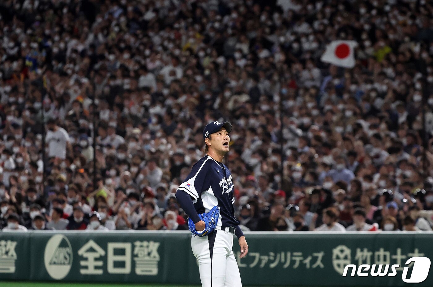 본문 이미지 - 10일 오후 일본 도쿄돔에서 열린 2023 월드베이스볼클래식(WBC) B조 1라운드 대한민국과 일본의 경기, 대표팀 선발 김광현이 3회말 무사 2루에서 일본 대표팀 나카무라에게 볼넷을 허용 후 아쉬워 하고 있다. 2023.3.10/뉴스1 ⓒ News1 김진환 기자