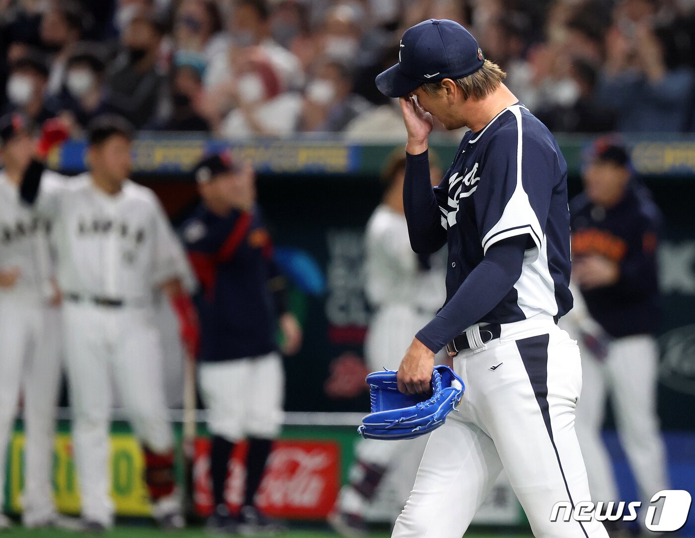본문 이미지 - 10일 오후 일본 도쿄돔에서 열린 2023 월드베이스볼클래식(WBC) B조 1라운드 대한민국과 일본의 경기, 대표팀 선발 김광현이 3회말 무사 1,3루에서 곤도 켄스케에게 적시 2루타를 허용 후 아쉬워 하고 있다. 2023.3.10/뉴스1 ⓒ News1 김진환 기자