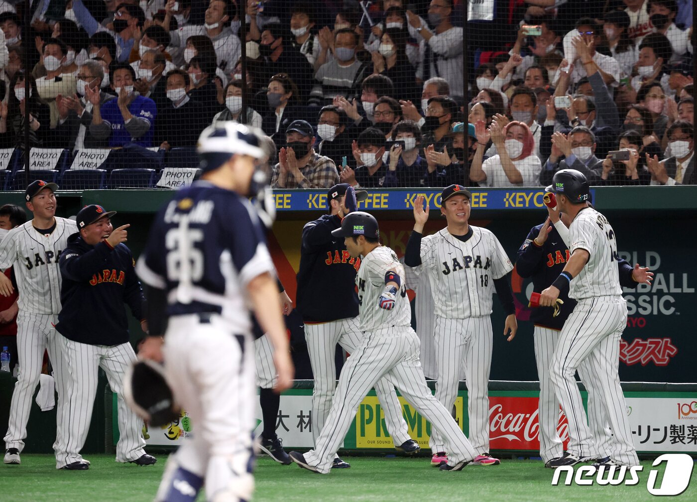 본문 이미지 - 10일 오후 일본 도쿄돔에서 열린 2023 월드베이스볼클래식(WBC) B조 1라운드 대한민국과 일본의 경기, 일본 대표팀 곤도 켄스케와 라스 눗바가 3회말 1사 만루에서 요시다 마사타카의 적시타 때 득점 후 더그아웃에서 동료들의 축하를 받고 있다. 2023.3.10/뉴스1 ⓒ News1 김진환 기자