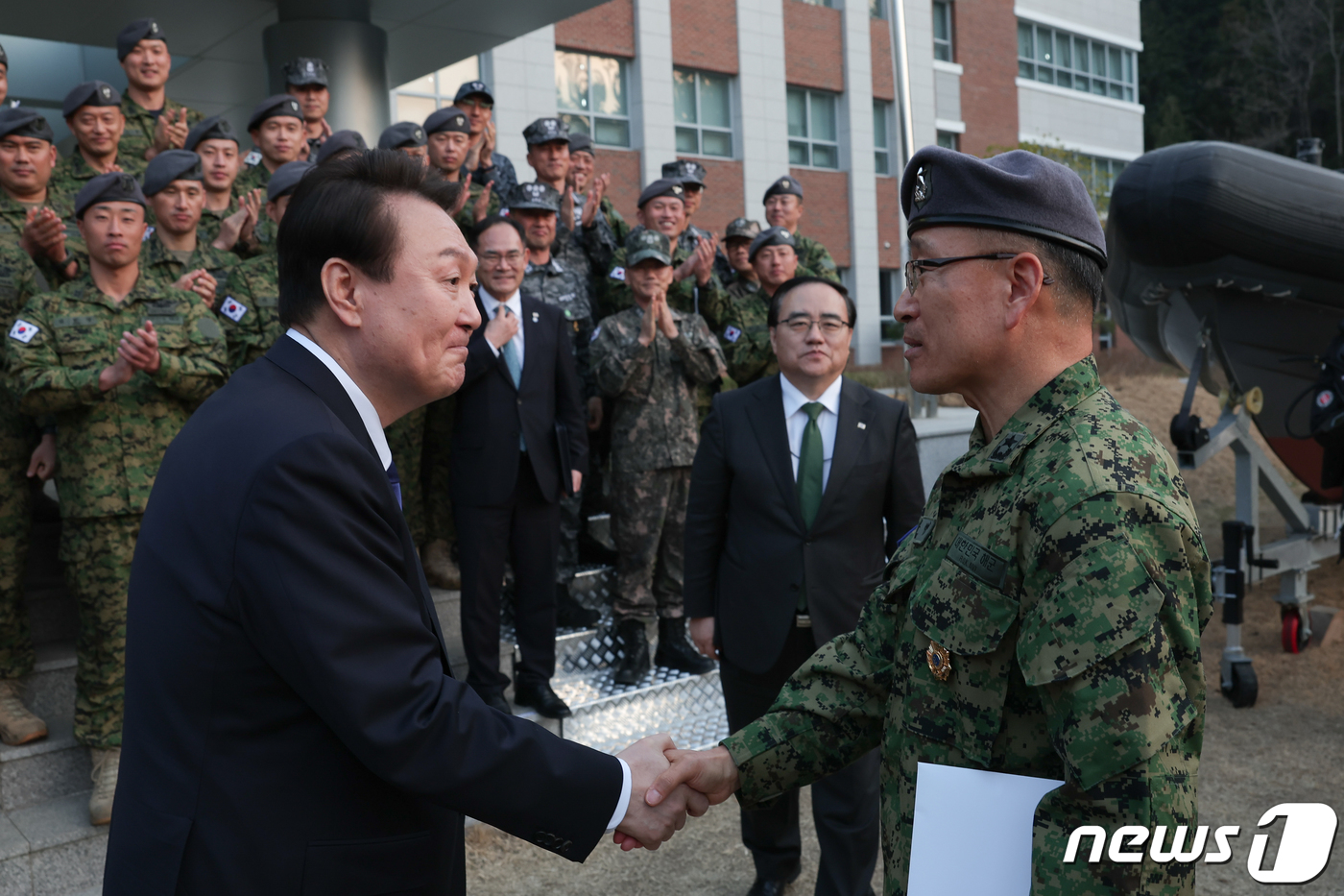 (서울=뉴스1) 안은나 기자 = 윤석열 대통령이 10일 오후 경남 창원시 진해 소재 해군 특수전전단을 찾아 박후병 준장과 악수하고 있다. (대통령실 제공) 2023.3.10/뉴스1 …