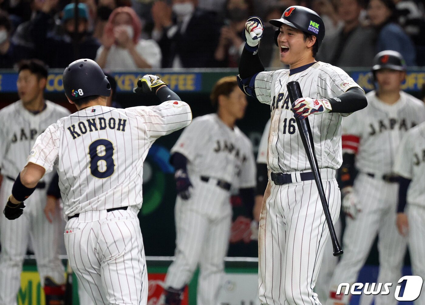 본문 이미지 - 10일 오후 일본 도쿄돔에서 열린 2023 월드베이스볼클래식(WBC) B조 1라운드 대한민국과 일본의 경기, 일본 대표팀 오타니 쇼헤이가 5회말 솔로 홈런을 친 곤도 켄스케를 축하해주고 있다. 2023.3.10/뉴스1 ⓒ News1 김진환 기자