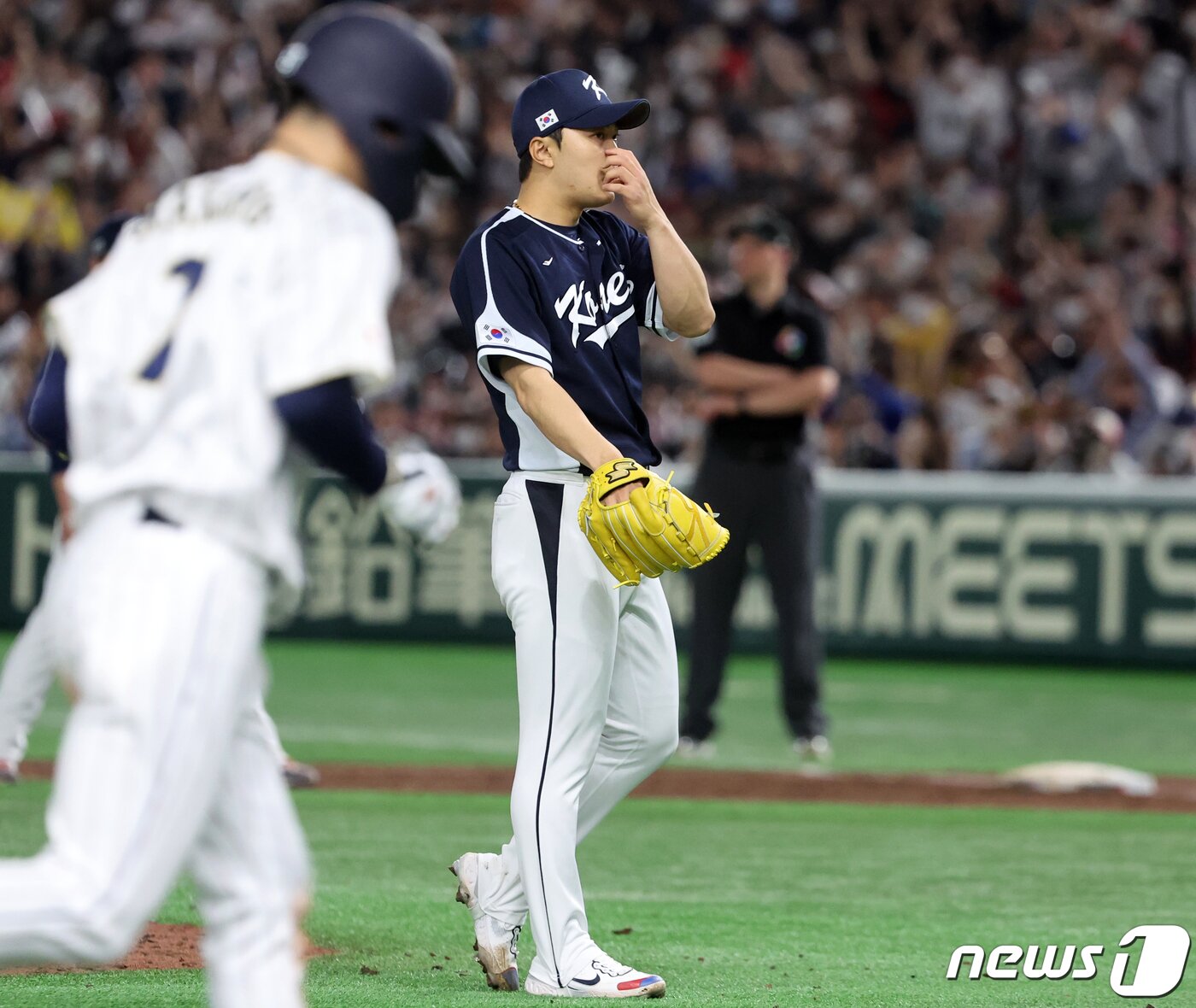 본문 이미지 - 10일 오후 일본 도쿄돔에서 열린 2023 월드베이스볼클래식(WBC) B조 1라운드 대한민국과 일본의 경기, 대표팀 김윤식이 6회말 무사 만루 상황에서 일본 대표팀 곤도 켄스케에게 밀어내기 볼넷을 허용하고 있다. 2023.3.10/뉴스1 ⓒ News1 김진환 기자