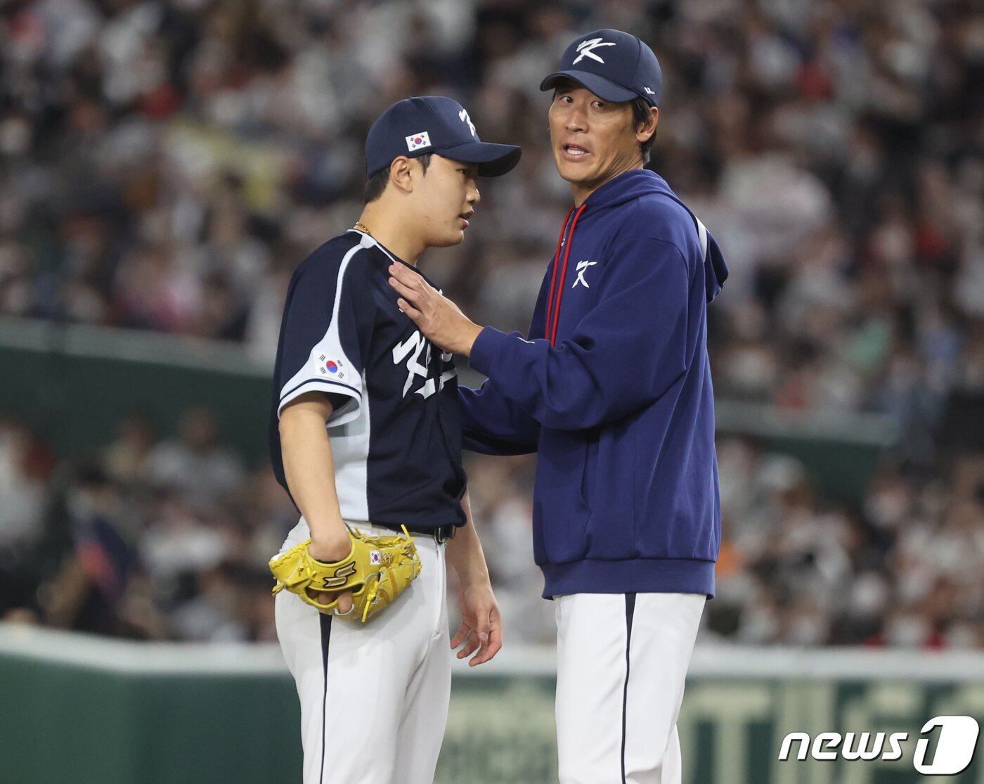 본문 이미지 - 10일 오후 일본 도쿄돔에서 열린 2023 월드베이스볼클래식(WBC) B조 1라운드 대한민국과 일본의 경기, 대표팀 정현욱 투수코치가 6회말 무사 만루 상황에서 일본 대표팀 곤도 켄스케에게 밀어내기 볼넷을 허용한 김윤식을 다독이고 있다. 2023.3.10/뉴스1 ⓒ News1 김진환 기자