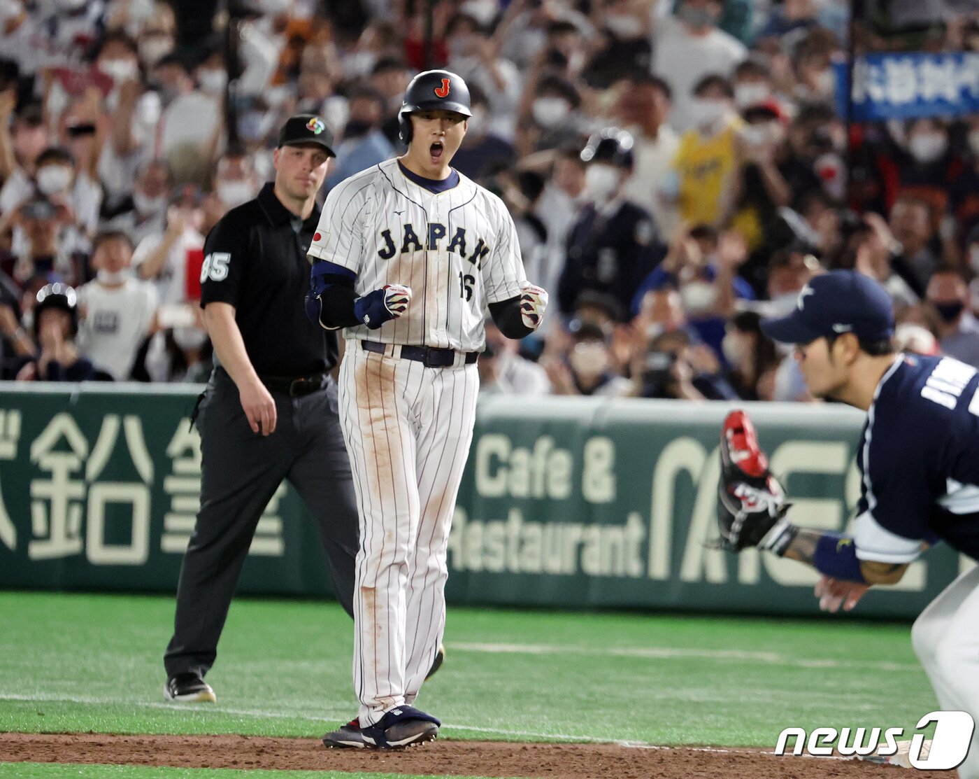 본문 이미지 - 10일 오후 일본 도쿄돔에서 열린 2023 월드베이스볼클래식(WBC) B조 1라운드 대한민국과 일본의 경기, 일본 대표팀 오타니 쇼헤이가 6회말 무사 만루에서 적시타를 친 후 포효하고 있다. 2023.3.10/뉴스1 ⓒ News1 김진환 기자