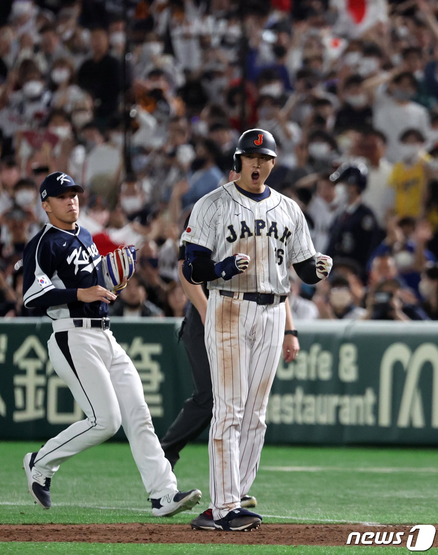 10일 오후 일본 도쿄돔에서 열린 2023 월드베이스볼클래식&#40;WBC&#41; B조 1라운드 대한민국과 일본의 경기, 일본 대표팀 오타니 쇼헤이가 6회말 무사 만루에서 적시타를 친 후 포효하고 있다. 2023.3.10/뉴스1 ⓒ News1 김진환 기자