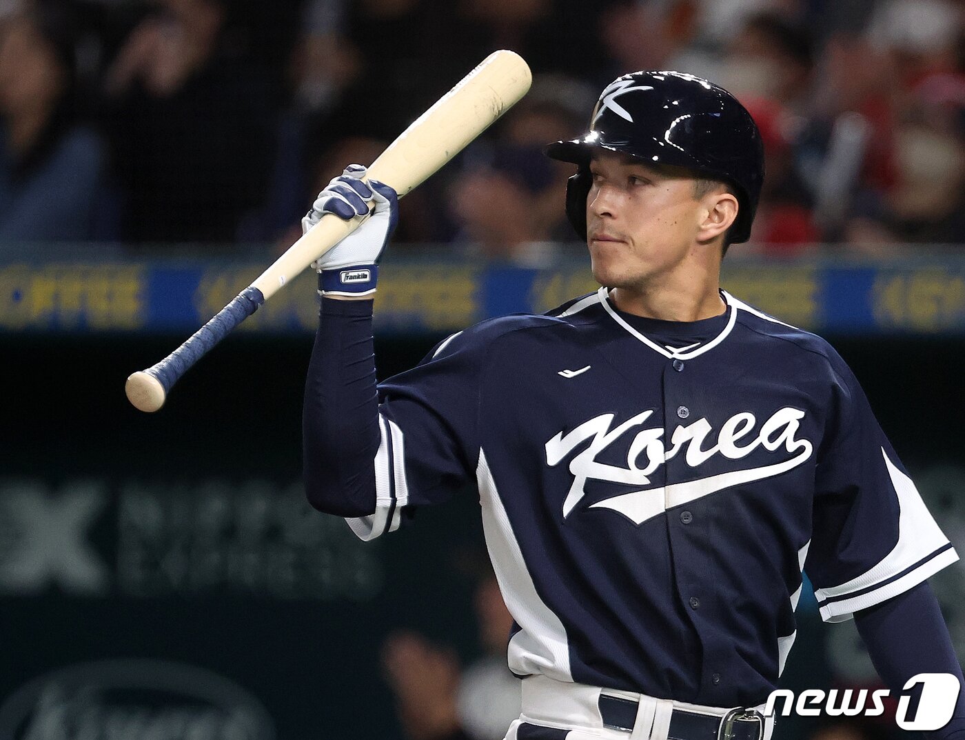 본문 이미지 - 10일 오후 일본 도쿄돔에서 열린 2023 월드베이스볼클래식(WBC) B조 1라운드 대한민국과 일본의 경기, 대표팀 토미 현수 에드먼이 7회초 1사 3루수 파울 플라이로 물러나고 있다. 2023.3.10/뉴스1 ⓒ News1 김진환 기자