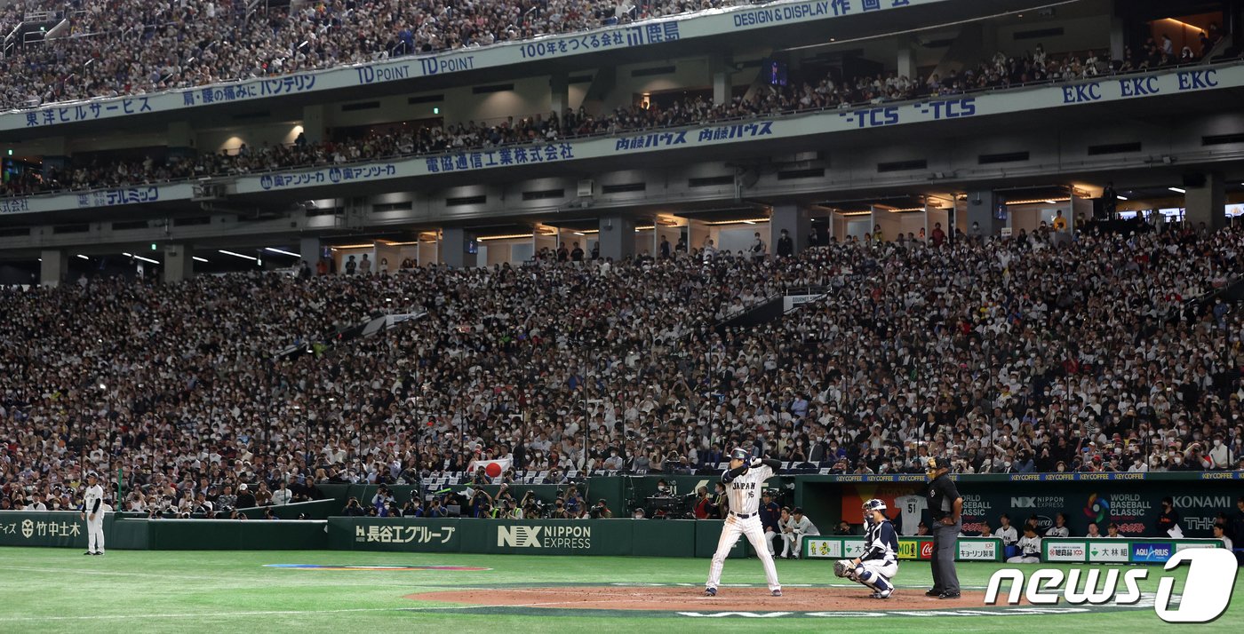 10일 오후 일본 도쿄돔에서 열린 2023 월드베이스볼클래식&#40;WBC&#41; B조 1라운드 대한민국과 일본의 경기, 일본 대표팀 오타니 쇼헤이가 7회말 1사 만루에서 타격하고 있다. 2023.3.10/뉴스1 ⓒ News1 김진환 기자