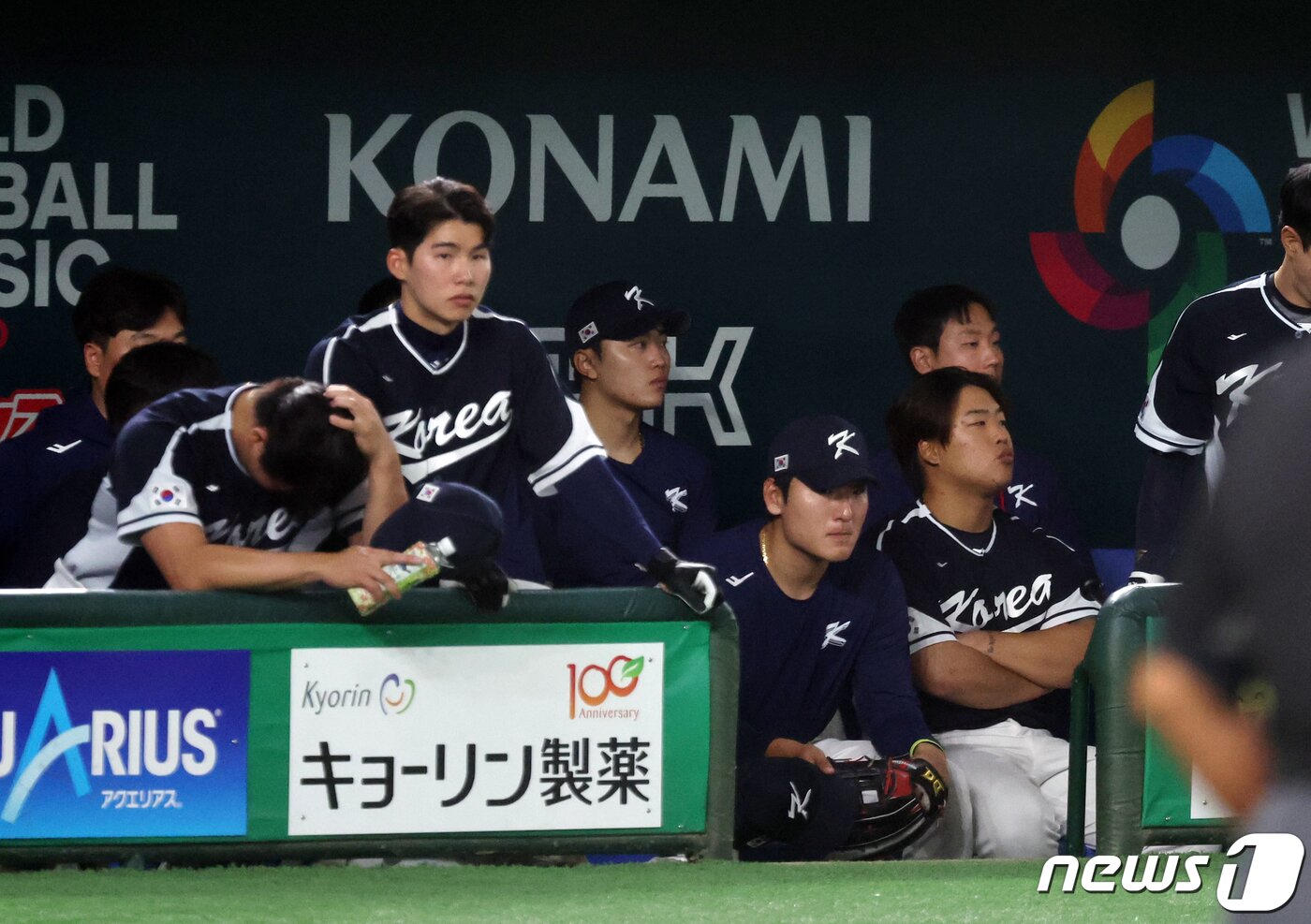 본문 이미지 - 10일 오후 일본 도쿄돔에서 열린 2023 월드베이스볼클래식(WBC) B조 1라운드 대한민국과 일본의 경기, 대표팀 선수들이 더그아웃에서 굳은 표정으로 8회초 경기를 지켜보고 있다. 2023.3.10/뉴스1 ⓒ News1 김진환 기자