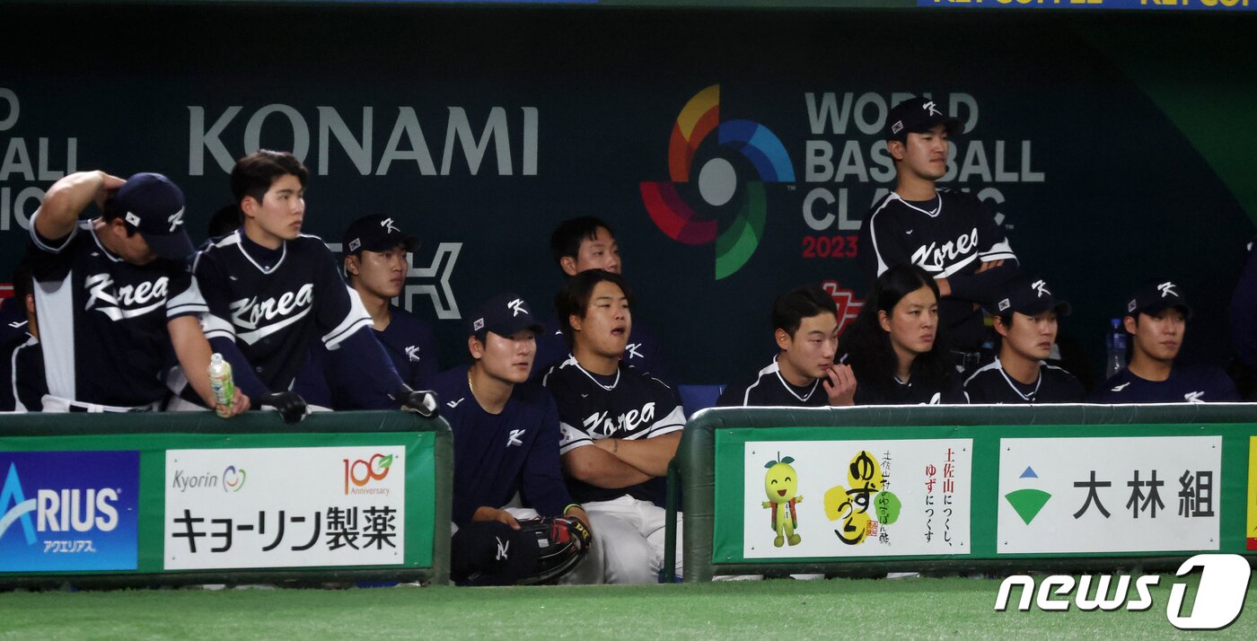 본문 이미지 - 10일 오후 일본 도쿄돔에서 열린 2023 월드베이스볼클래식(WBC) B조 1라운드 대한민국과 일본의 경기, 대표팀 선수들이 더그아웃에서 굳은 표정으로 8회초 경기를 지켜보고 있다. 2023.3.10/뉴스1 ⓒ News1 김진환 기자