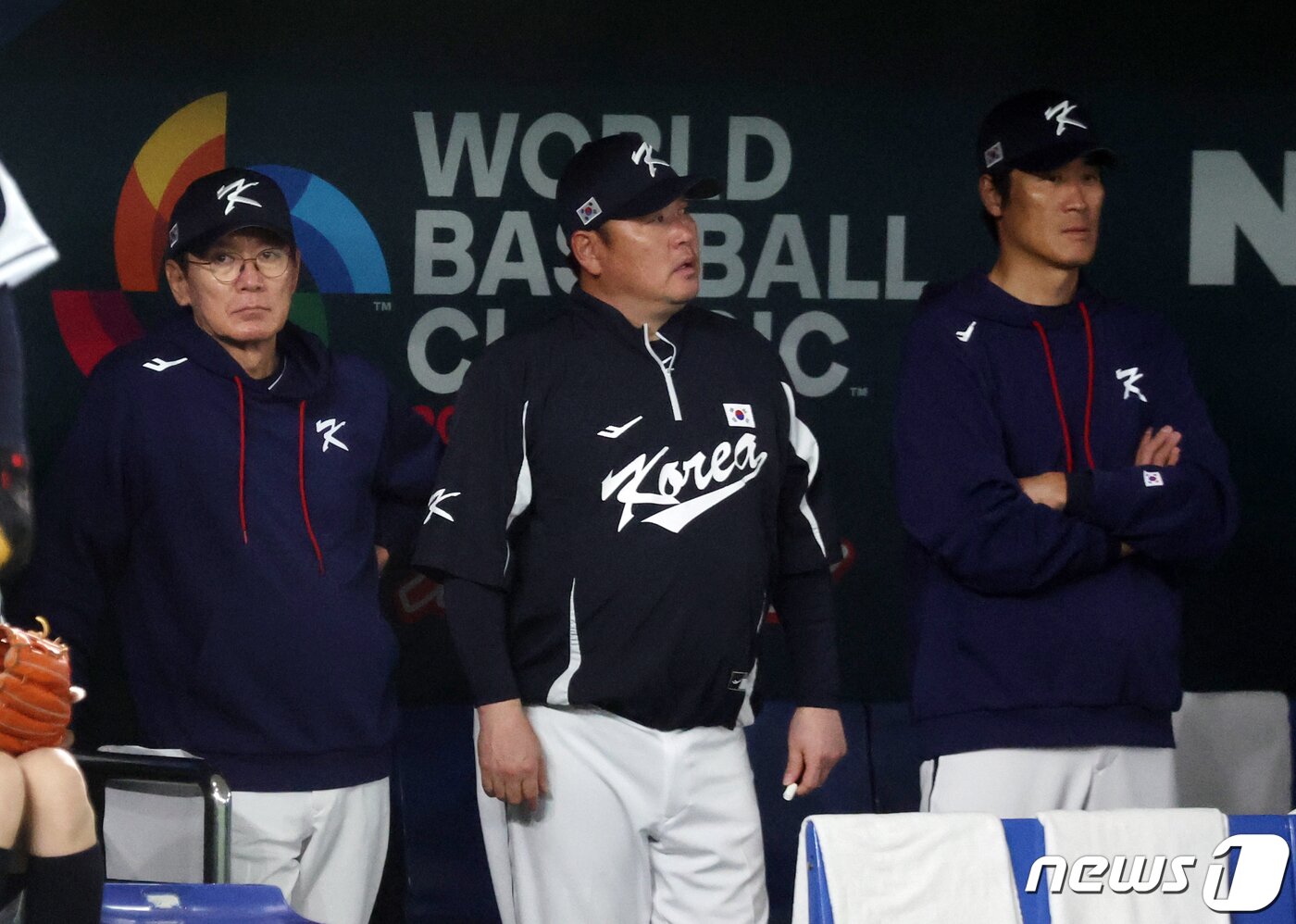 본문 이미지 - 10일 오후 일본 도쿄돔에서 열린 2023 월드베이스볼클래식(WBC) B조 1라운드 대한민국과 일본의 경기, 이강철 대표팀 감독(왼쪽부터), 진갑용 코치, 정현욱 코치가 더그아웃에서 굳은 표정으로 8회초 경기를 지켜보고 있다. 2023.3.10/뉴스1 ⓒ News1 김진환 기자