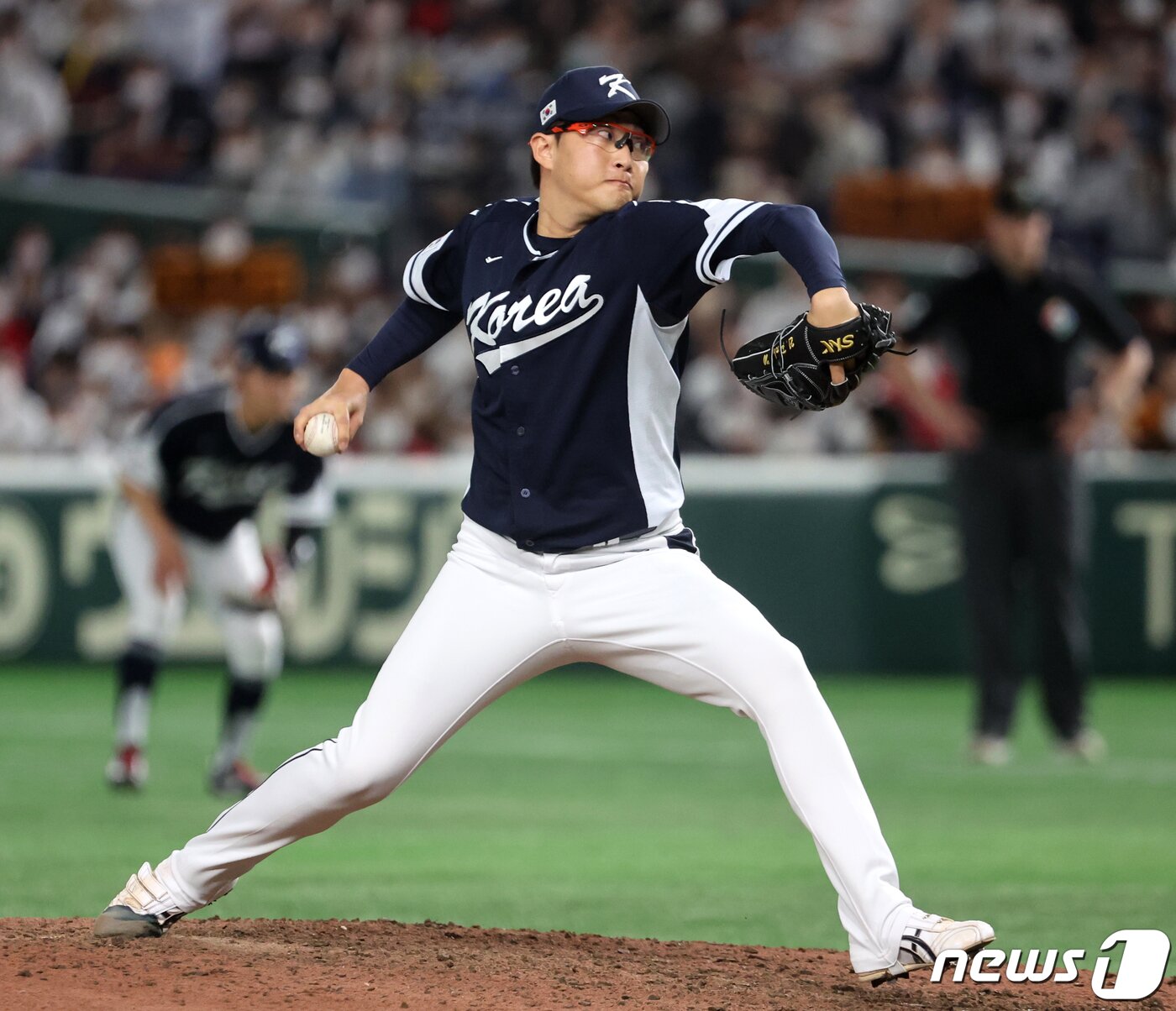 본문 이미지 - 10일 오후 일본 도쿄돔에서 열린 2023 월드베이스볼클래식(WBC) B조 1라운드 대한민국과 일본의 경기, 대표팀 박세웅이 8회말 올라와 힘차게 공을 던지고 있다. 2023.3.10/뉴스1 ⓒ News1 김진환 기자