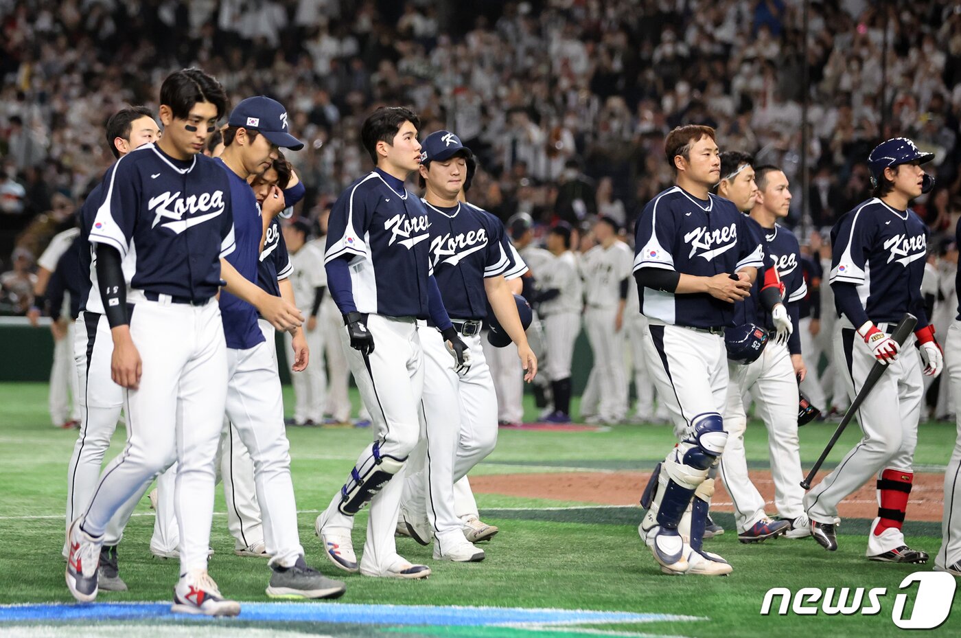 본문 이미지 - 10일 오후 일본 도쿄돔에서 열린 2023 월드베이스볼클래식(WBC) B조 1라운드 대한민국과 일본의 경기, 4대13 대패를 당한 대표팀 선수들이 관중석에 인사 후 그라운드를 빠져나가고 있다. 2023.3.10/뉴스1 ⓒ News1 김진환 기자