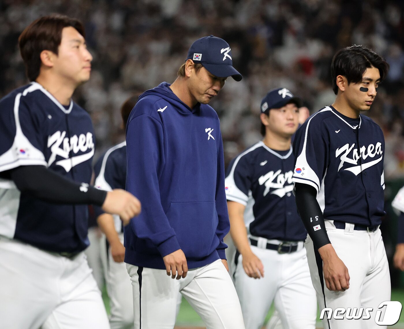 본문 이미지 - 10일 오후 일본 도쿄돔에서 열린 2023 월드베이스볼클래식(WBC) B조 1라운드 대한민국과 일본의 경기, 4대13 대패를 당한 대표팀 김광현을 비롯한 선수들이 관중석에 인사 후 그라운드를 빠져나가고 있다. 2023.3.10/뉴스1 ⓒ News1 김진환 기자