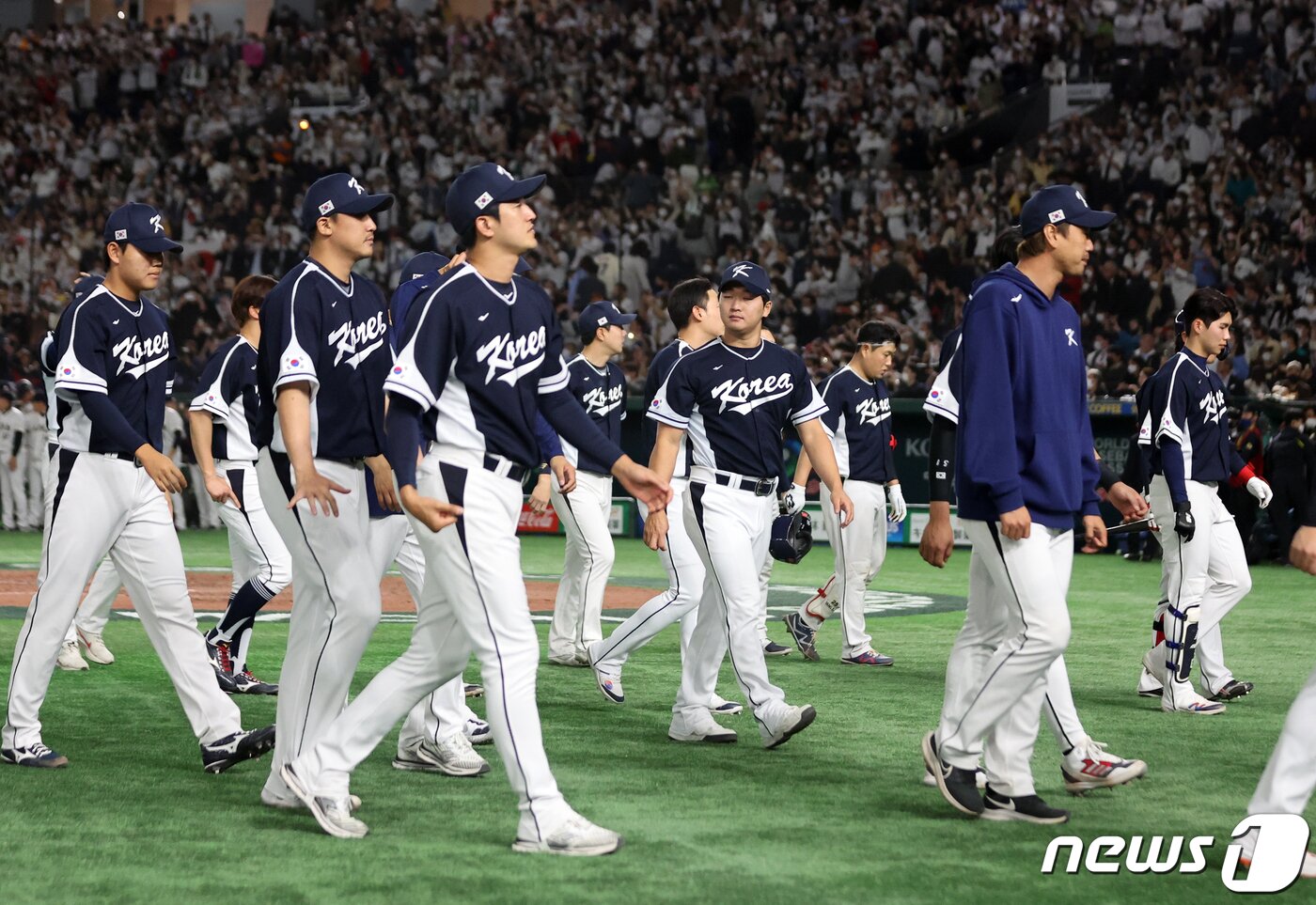 본문 이미지 - 10일 일본 도쿄돔에서 열린 2023 월드베이스볼클래식(WBC) B조 1라운드 대한민국과 일본의 경기, 4대13 대패를 당한 대표팀 선수들이 관중석에 인사 후 그라운드를 빠져나가고 있다. 2023.3.10/뉴스1 ⓒ News1 김진환 기자