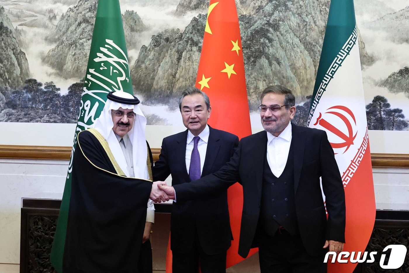 본문 이미지 - 왕이 중국 공산당 중앙정치국 위원이 베이징에서 무사드 빈 무함마드 알아이반 사우디 국가안보보좌관, 알리 샴카니 이란 최고 국가안보위원회 위원장과 양국의 관계 정상화에 합의한 뒤 포즈를 취하고 있다. ⓒ 로이터=뉴스1 ⓒ News1 우동명 
