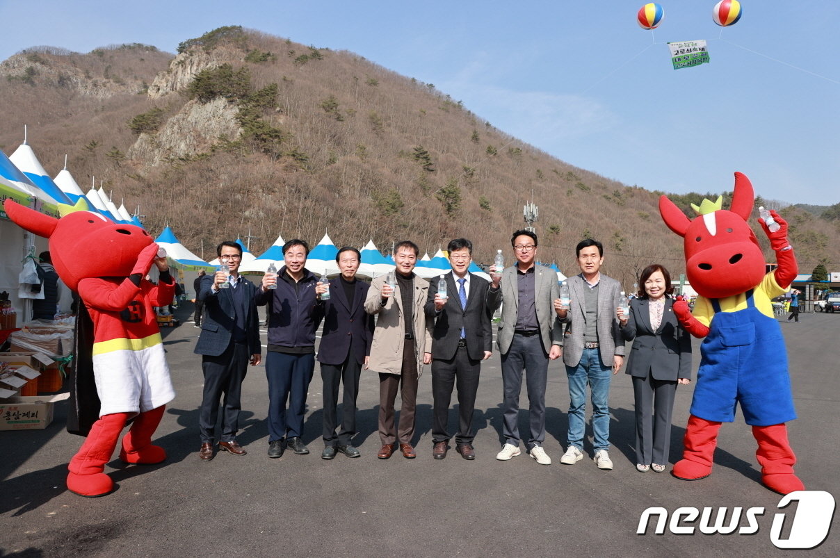 11일 전북 진안군 주천면 운일암반일암 삼거광장에서 운장산 고로쇠 축제가 개막된 가운데 전춘성 군수&#40;왼쪽 네번째&#41;와 안호영 국회의원&#40;왼쪽 다섯번째&#41;, 김민규 진안군의장&#40;오른쪽 세번째&#41; 등이 행사장을 방문했다.2023.3.11/뉴스1 ⓒ News1 김동규 기자